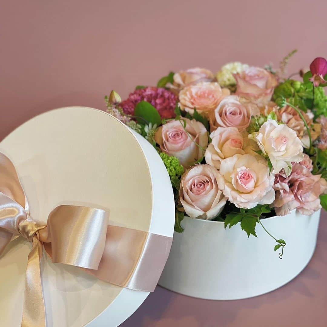 篠田麻里子さんのインスタグラム写真 - (篠田麻里子Instagram)「Happy Mother's Day ×Haute couture Design お知らせ🌹🌹  yokayoワークショップ開催します♡ ママへ母への「ありがとう」の気持ちを込めて「Flower Gift Box」をご一緒につくりましょう🥰  今回のyokayoワークショップに賛同いただいた 世界のオーガニックコスメ・食品などをお届けしている「おもちゃ箱」さんから ワークショップご参加された方へのプレゼントとして SONNENTOR社の素敵なハーブティー「サンキューティー」をご提供いただきました🫖 @omochabako_lifestyle_official @omochabako.beauty.official  生花をふんだんに使ったGift Box制作とみんなで話ながら、 心地よいお時間になるかと思います。 皆さまとワークショップでお会いできるのを楽しみにしております😊  親子で作るもよし、おひとり様も大歓迎です！ @hautecouturedesign_  @yuko33nogami  ゆうこさん達にレクチャーしていただきながら素敵な贈り物を🎁一緒に作りましょう😍  「Flower Gift Box 制作」概要 開催日時🗓️ 2023年5月13日（土） - 午前の部：11:00-13:00　定員20組 - 午後の部：15:00-17:00　定員20組 ❗各部の定員は20名となります。 ❗お申し込み多数の場合は、先着順にて決定し改めてご連絡差し上げます。  開催場所📍 - 東京都渋谷区 ❗お申し込み後に別途ご案内致します。  対象年齢👶 - 年齢制限無し  参加費用💳 - 16,500円（税込） 1組（お子様1名＋大人1名） ❗お申し込み後にお支払い専用ページを別途ご案内致します。 ❗大人の方1名でのご参加も可能です。 ❗男性お一人、女性お一人でも参加可能です。  参加費用に含まれるもの🌹 - ワークショップ体験費 - 材料費（1組1セットのみ） - プレゼント、ドリンク  参加オプション💕 - 大人1名様追加 2,000円 - お子様1名様追加 1,000円 ❗「Flower Gift Box」は1組1セットのみとなります。 ❗参加オプションを追加した場合も、セットに追加はございませんのでご注意ください。 ❗お申し込み多数の場合は、参加オプションをお断わりする場合がございます。  ご応募方法📌 - 応募フォームよりお申し込み https://forms.gle/qw92bGRnmQQ2rTqK7 ❗instagramストーリーズにてご案内も致します。 ❗定員に達した場合は、締切とさせていただきます。  #yokayoワークショップ」4月23日 17時45分 - shinodamariko3