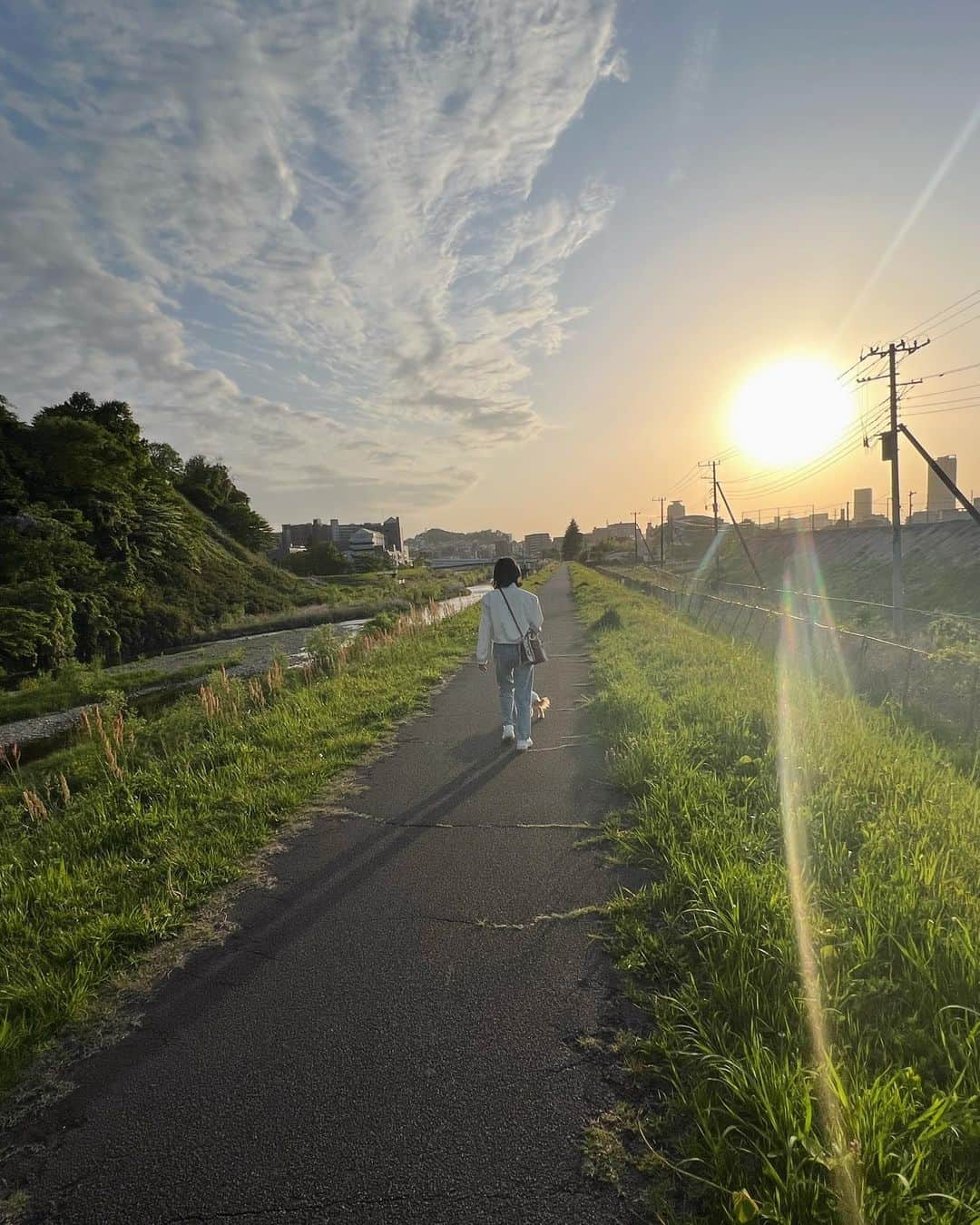 杉野希妃のインスタグラム：「Making vitamin D… 川沿いでビタミンD生成中⛰☀️🐕」