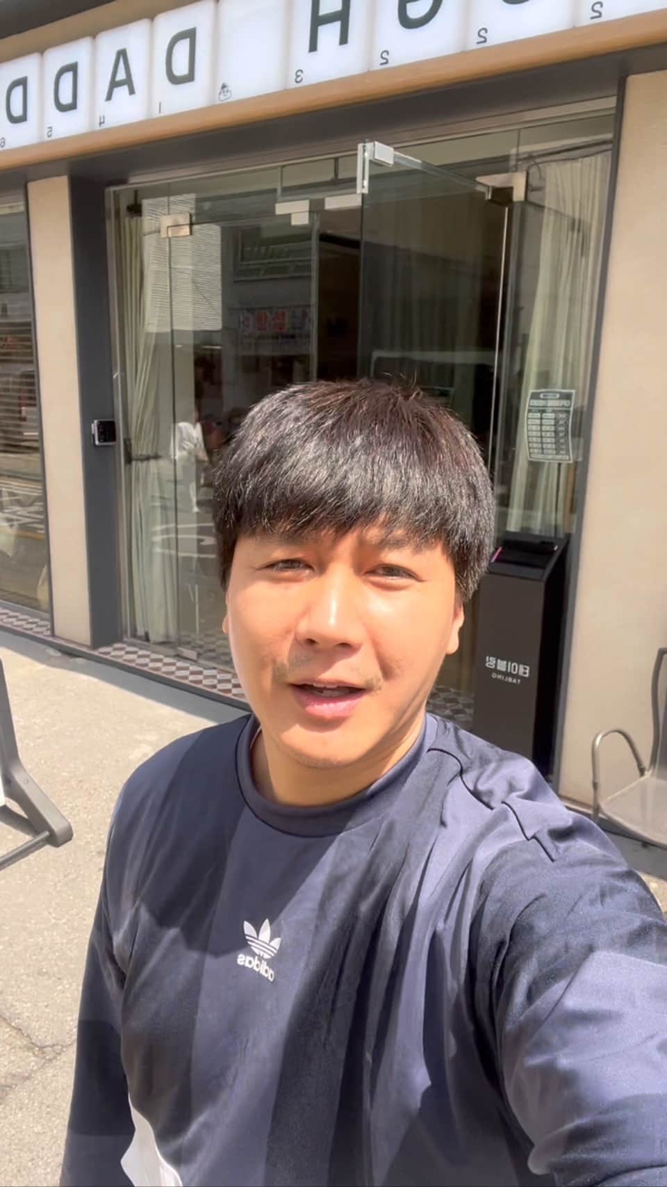 キム・スンヒョンのインスタグラム：「솔리드 주말의 피자를잡고  🇺🇸미국 3대피자  #도우대디 #디트로이트피자   서울 중구 동호로 12길 77  청구역 1번출구 327m  21:20 라스트오더  #행복한미식가 #김승현」