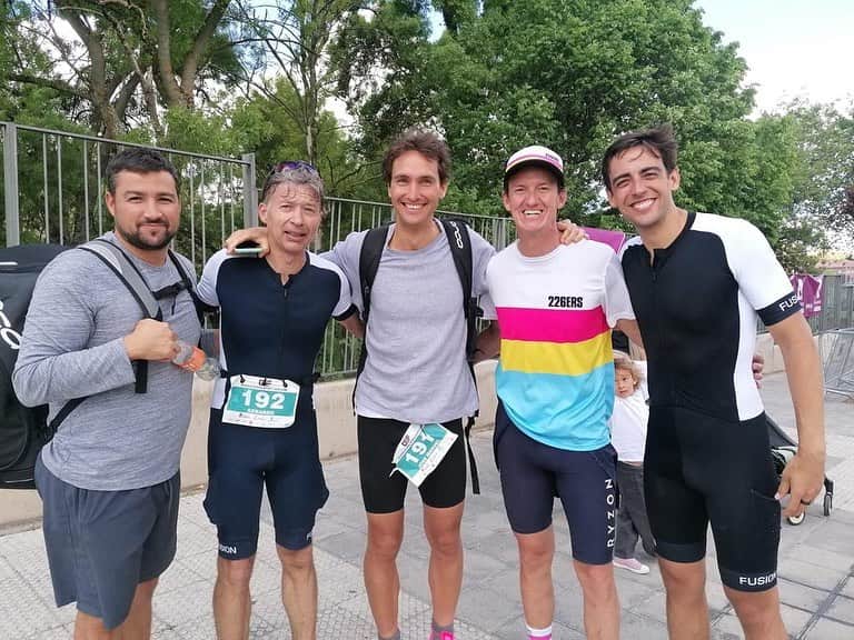 ルーカス・オルドネスのインスタグラム：「Mi primer Triatlón con amigos, buena preparación en la ultimas semanas/meses, pero el clima (tras meses de sequía) quiso poner la cosas difíciles, lluvia, frio, espera eterna❄️ a ambulancia para iniciar la natación en el Azud de Pareja… todo mejoró una vez en el agua, buen ritmo, intentando controlar pulsaciones y súper contento con la posición al salir del agua. La transición con calma, algo que tengo que entrenar para IM70.3Mallorca, no quería errores sino coger experiencia. Neopreno fuera, casco, zapas de bici y mi cargamento @226ers para subirme a la bici y literalmente tras 0.76km noto que la rueda trasera me baila… pinchazo😅 no doy crédito pero me lo tomo con calma, el día de antes puse todo en orden y comprobé pero así son las cosas, intenté montar cámara nueva pero volví a pinchar (hoy toca revisar fondo de llanta que puede ser el origen), fin a la prueba. Me quedo con lo aprendido, con el súper resultado de @manulosadabds Javi y Gerardo. De la ayuda de @gordogu con todo y de lo bien nadado. Seguimos para ir mejor preparados a @ironmaneurope #IM703Mallorca」