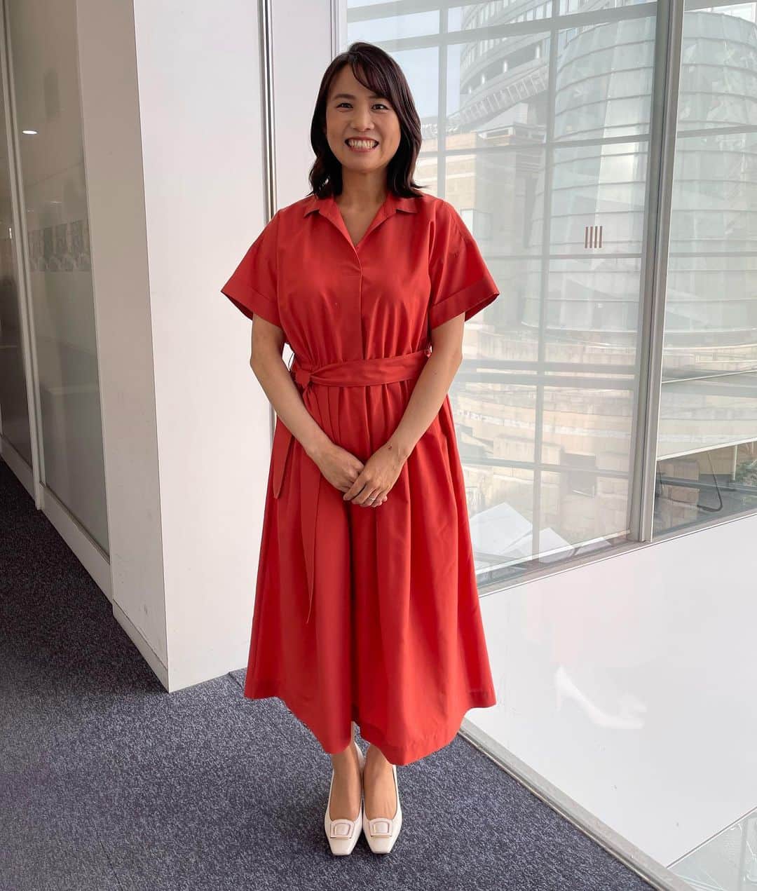 のインスタグラム：「グッド！モーニングで着用した衣装です✨ ・ ワンピース @jines_official  靴 @dianashoespress  イヤリング @abiste_official  ・ とても鮮やかな色で綺麗な衣装でした💕 ありがとうございました☺️」