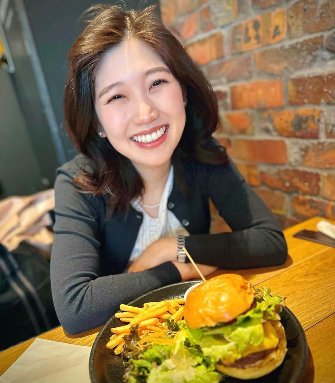 高橋幸のインスタグラム：「気づけばこの1週間で３つのハンバーガーを食べていました🍔笑 色んなスタイルを楽しめて大満足です！  ①甘めのバンズ＆ジューシーなお肉の #bistrovino ②上質でオーソドックスな味わいだった#franklinavenue ③お肉の旨みと食べ応えが抜群の #peterlugersteakhousetokyo   次はどこのお店に行こうかな、、🤭  #東京ランチ #ハンバーガー巡り」