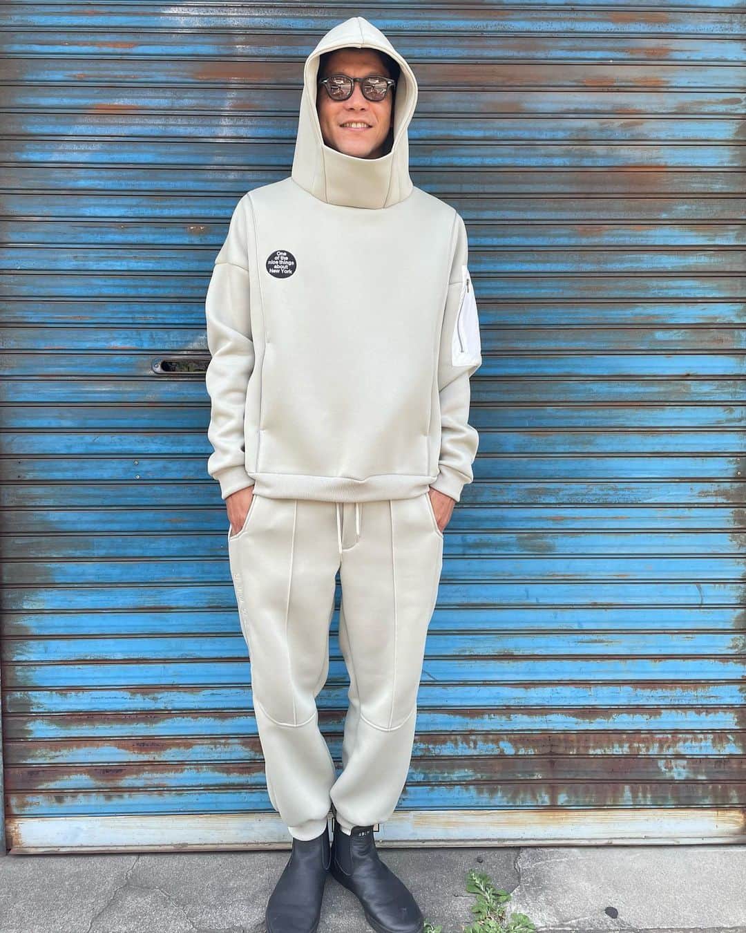 のインスタグラム：「@neworder_apparel の コレクションでは  初のハイネックフーディ スウェットセットアップ  素材はハリのあるコットンポリを使用して、リフレクターのパイピングを入れる事でより張り感を＋ セットアップで着ても 子供っぽくなり過ぎない 大人のリラックス着  #おしゃれ  #ドメスティック  #アパレル  #最近覚えた  #ハッシュタグ #服好きな人と繋がりたい  #大人カジュアル」