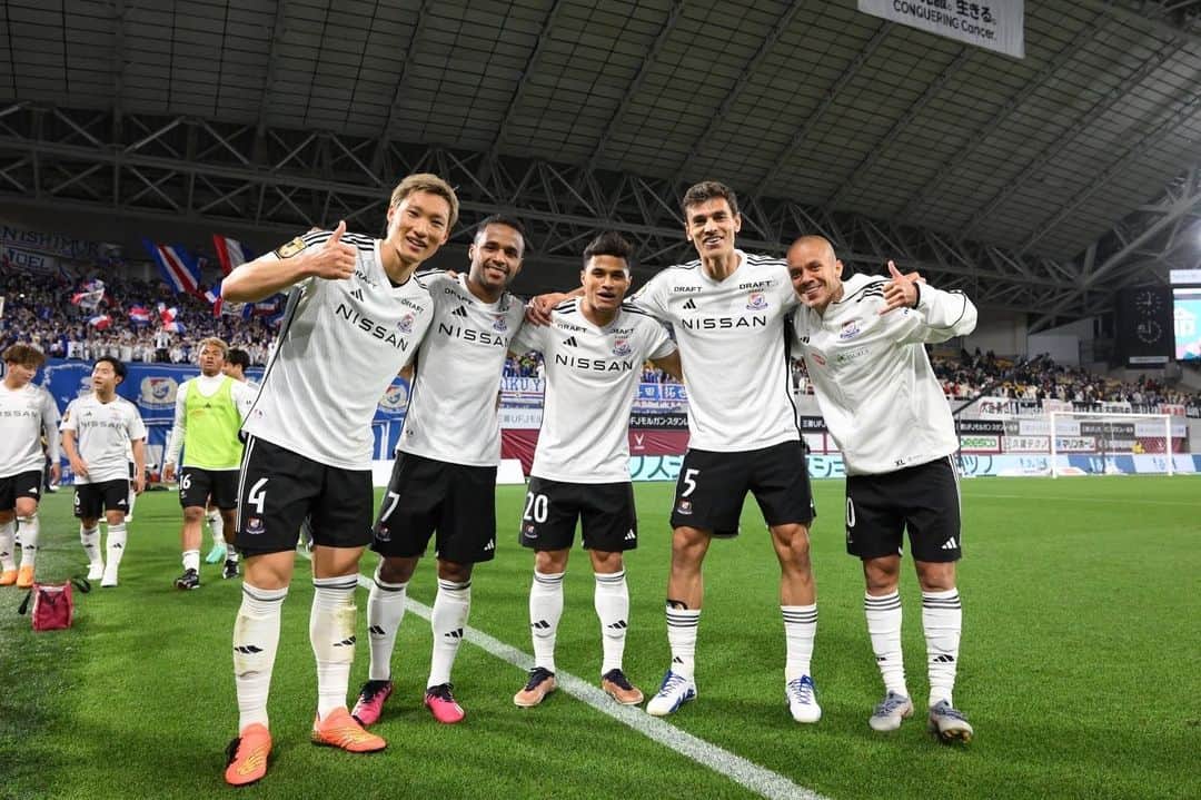 畠中槙之輔さんのインスタグラム写真 - (畠中槙之輔Instagram)「_ vs VISSEL 3-2 win 昨日も最高の応援でした🔥👏 90分間背中を押し続けてもらい、間違いなくパワーをもらえました。 首位相手に難しい試合だったけど、しっかり勝点3とれてよかった！🔥 また来週に向けていい準備します🔴⚪️🔵 #マリノスファミリー #fmarinos #横浜Fマリノス #newbalance #ZAMST」4月23日 18時05分 - hatanaka_shinnosuke