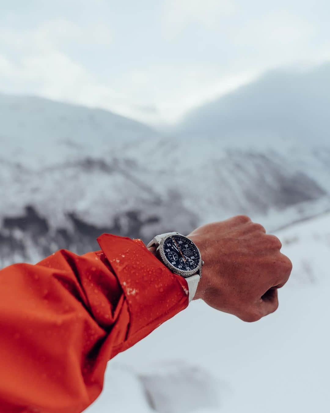 Maurice De Mauriac Zurichさんのインスタグラム写真 - (Maurice De Mauriac ZurichInstagram)「Snow is back in #Switzerland. ❄️🇨🇭Unfortunately no april fool - but the good thing we have the right watch for cold&snowy weather - our brand new “North Cape” Edition by @alpineracer.ch  Link in the bio.  #MauriceDeMauriac #MDM #northcape #edition #Alpineracer #e30tonorthcape」4月23日 17時58分 - mauricedemauriac