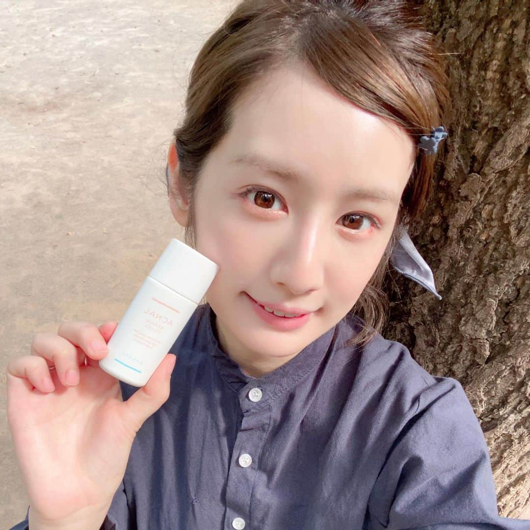 のインスタグラム：「. 大好きなピンクハーブクレンジングを推しすぎて、たいへん光栄なことに公式アンバサダーに任命していただいたアクナルさん(@acnal_official)ですが、 . 日焼け止め下地もおすすめなのです🌞 . . . ✔️『リペアUVベール』SPF50/PA++++ 　　30ml 3520円(税込) . 高いUVカット効果でありながら、毛穴ケア成分配合でノンケミカル処方(紫外線吸収剤不使用)の安心設計。 . . . わたしがいちばん好きなポイントは「ＭＩＸミントブルー」という色味！ . 青と黄の配分が最高ですね！！！ . 肌の赤みには「緑！」っていいますけども、グリーンみが強すぎるコントロールカラーとかって白浮きしやすくて顔色が悪く見えてしまったり、それを防ぐために薄く塗りすぎると赤み補正効果が半減してしまったり…めちゃくちゃ扱いが難しくて部分使いだけとかだったんですけどね。 . ＭＩＸミントブルーっていう絶妙に青みが発揮される色なので、薄く塗っても肌に透明感と水々しさを残したまま素肌に溶け込んでくれるのでとても使いやすい🙆‍♀️ . わたしは小鼻が毛細血管で赤くなっているタイプなので相性が良いです。 . . . UVカット下地のレポでしたが、推しのクレンジングがキャンペーン中ですのでぜひチェックしてみてください🥰 . https://acnal.jp/lp?u=ph_amb_2303_1 . . . #acnal #アクナル #リペアUVベール#アクナルでなくなる #提供 #ACNAL公式アンバサダー」