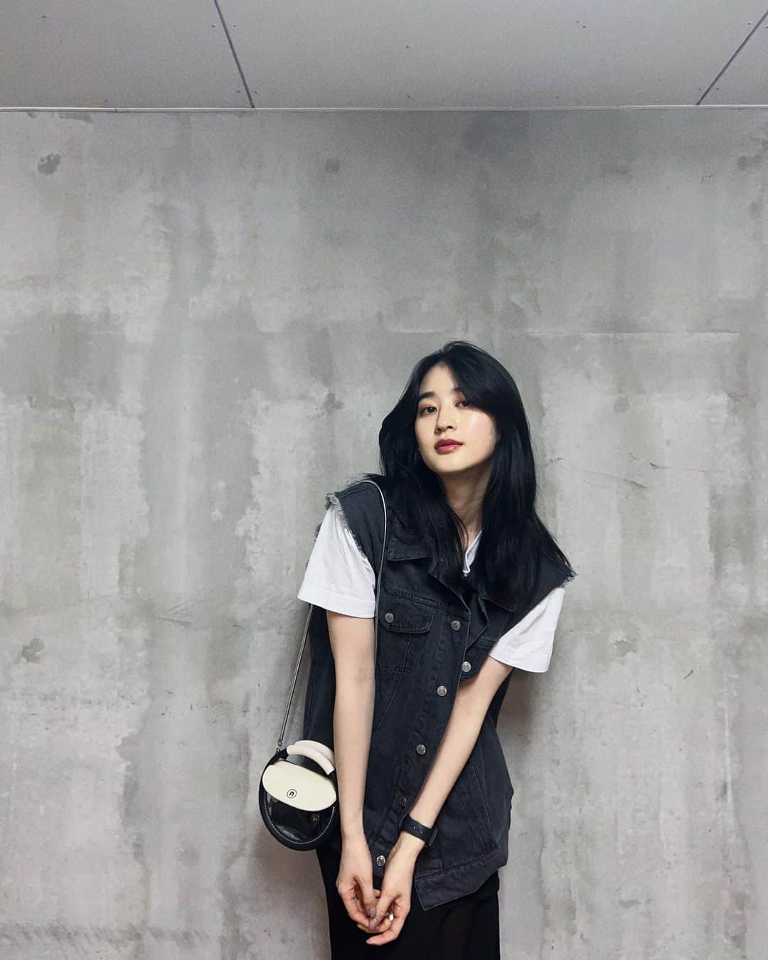 青野楓のインスタグラム：「black&white🖤🤍 @blondey_official   #kaede626style #ootd」