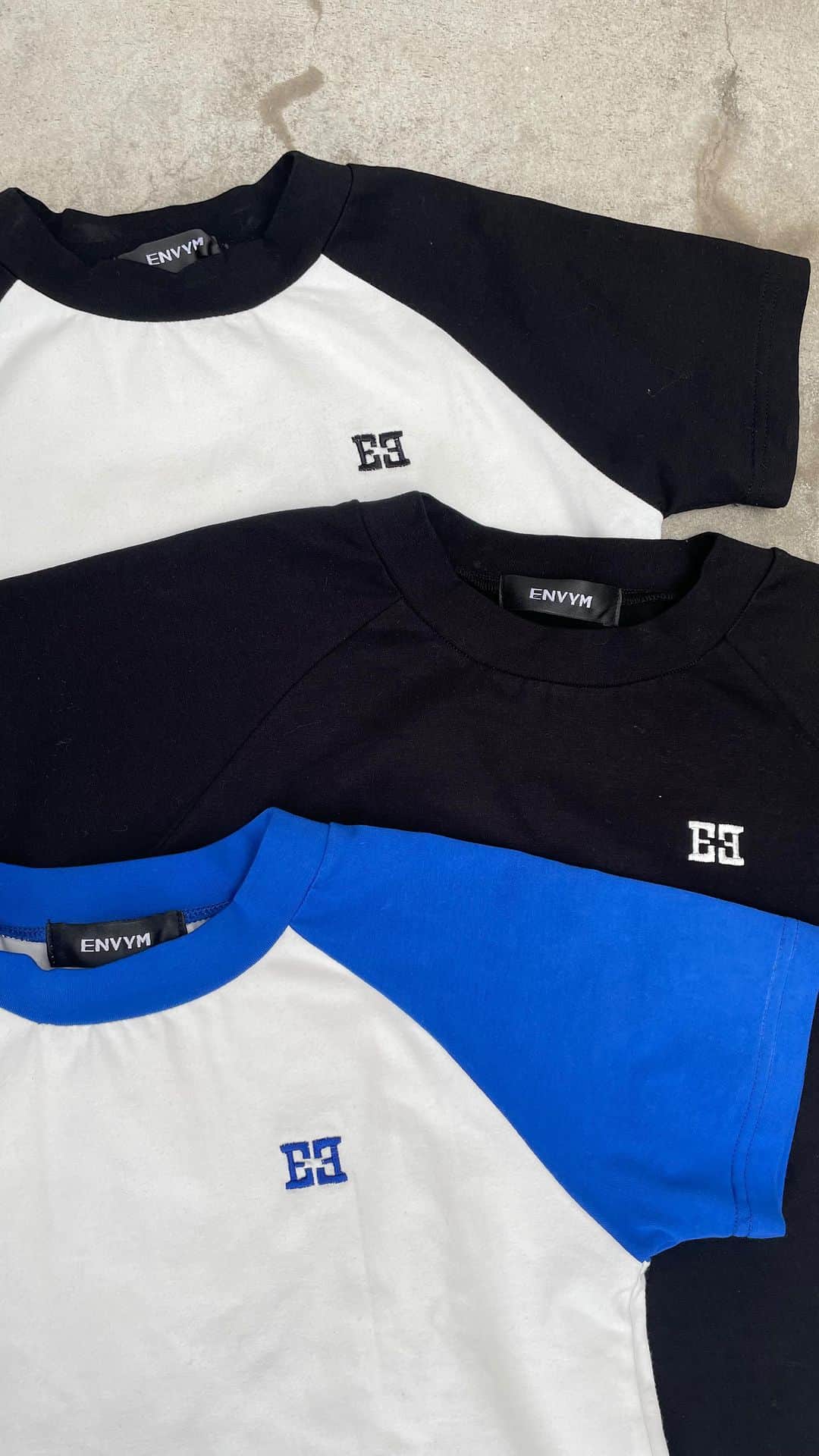 ENVYMのインスタグラム：「【4.19𝙉𝙀𝙒 𝘼𝙍𝙍𝙄𝙑𝘼𝙇】 ⁡ ⁡ ⁡ ✔︎︎︎︎コンパクトラグランT color:BLACK/BLUE/WHITE  size:FREE  ⁡ ⁡ 柔らかく、伸縮性のある生地を使用したラグランTシャツ。 ⁡ 今季トレンドのＹ２ＫムードにピッタリなTOPSです。 ⁡ 全体的にコンパクトなサイジングなので ワイドデニムやフレアパンツなどのフルレングスのボトムと相性ばっちり◎ ⁡ ⁡ ーーーーーーーーーーーーーーーーーーーーーーーー ⁡ ⁡ 2023夏のビジュアルが Webstoreで公開中！！ ⁡ ⁡ ぜひプロフィールTOPのURLからご覧下さい♪ ⁡ ⁡ ⁡ #envym #2023ss #spring」