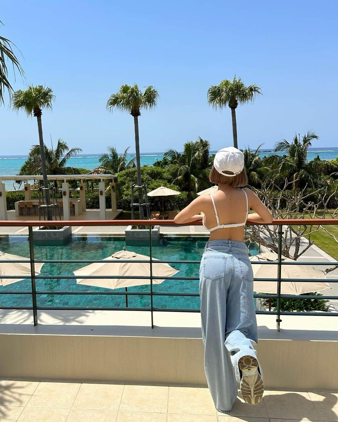 倉田夏希さんのインスタグラム写真 - (倉田夏希Instagram)「♡  沖縄で着た水着第二弾っ！  シンプルなシルエットに ゴールドチェーンがかわいい💕  よく考えたら白の水着ってあんまり 選ばなかったなぁと🤔👙  この形は綺麗にバストメイクしてくれるからありがたい🤤✨  デニムとキャップを合わせて カジュアルに着てみたお気に入り🫶🏻  #水着 #swimwear #darich #ダーリッチ #ウザテラス #沖縄 #OKINAWA」4月23日 18時01分 - nacchan_2611