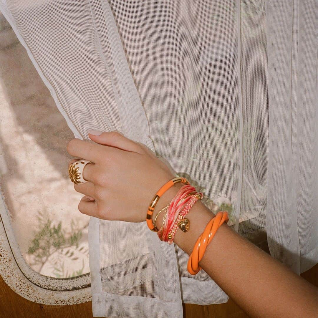 オーレリービダマンのインスタグラム：「We love tutti frutti! 🍊🍑🥭🍓 #SS23 #jewellery #aureliebidermann」