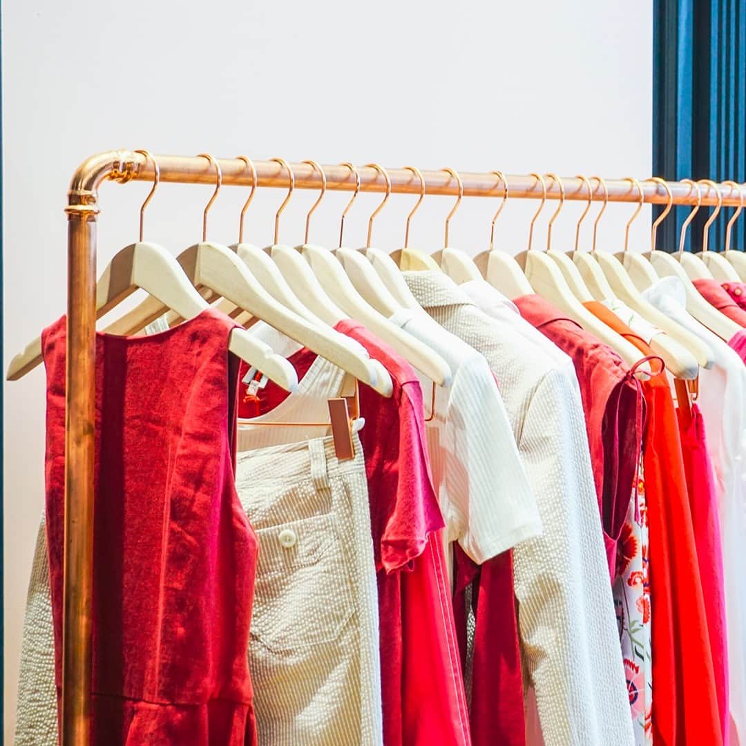 イネスドゥラフレサンジュのインスタグラム：「✨ HELLO ANNECY Le printemps s’installe dans notre jolie boutique d’Annecy !  Adresse : 17 rue Vaugelas – 74000 Annecy Tél : 04 50 65 22 35 Horaires : Lundi14h – 19h / Mardi au samedi 10h – 19h 📸 : @azusprod - ✨ HELLO ANNECY Spring is coming to our pretty store in Annecy!  Address : 17 rue Vaugelas - 74000 Annecy Phone : 04 50 65 22 35 Opening hours : Monday 2pm - 7pm / Tuesday to Saturday 10am - 7pm  #inesdelafressange #inesdelafressangeparis」