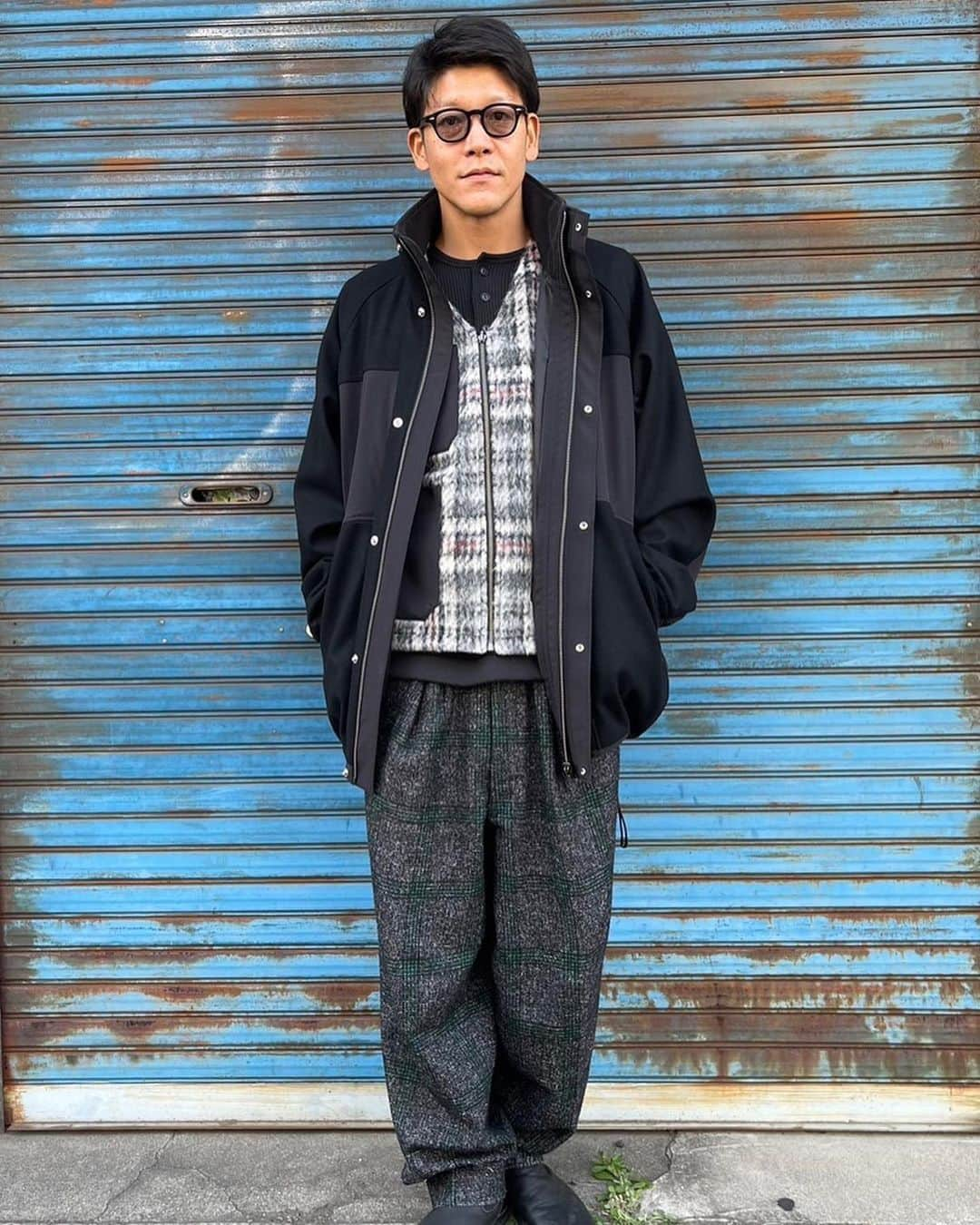 駿河太郎さんのインスタグラム写真 - (駿河太郎Instagram)「@neworder_apparel  秋冬のmountain mid coat & ライナーvest  ライナーのvestはシャギーチェック生地とナイロンのリバーシブル  単体での使用も可能 アウターとの取り付けはファスナー  アウターのcoatは 90年代のテックジャケットがbase  メルトンとナイロンを合わせて モードに落とし込んでみました  サイドのドローコードを絞れば balloonブルゾンとしても  いろんな着方が出来る 冬物アウター が完成しました♪  明日は15時くらいから 25日は終日 26日は13時頃からラストまで  店頭に居ますので、是非〜‼️  #服好きな人と繋がりたい  #アパレル  #90年代ファッション  #モード  #大人カジュアル」4月23日 18時02分 - tarosleepydog