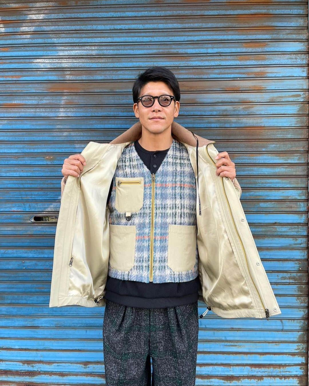 駿河太郎さんのインスタグラム写真 - (駿河太郎Instagram)「@neworder_apparel  秋冬のmountain mid coat & ライナーvest  ライナーのvestはシャギーチェック生地とナイロンのリバーシブル  単体での使用も可能 アウターとの取り付けはファスナー  アウターのcoatは 90年代のテックジャケットがbase  メルトンとナイロンを合わせて モードに落とし込んでみました  サイドのドローコードを絞れば balloonブルゾンとしても  いろんな着方が出来る 冬物アウター が完成しました♪  明日は15時くらいから 25日は終日 26日は13時頃からラストまで  店頭に居ますので、是非〜‼️  #服好きな人と繋がりたい  #アパレル  #90年代ファッション  #モード  #大人カジュアル」4月23日 18時02分 - tarosleepydog