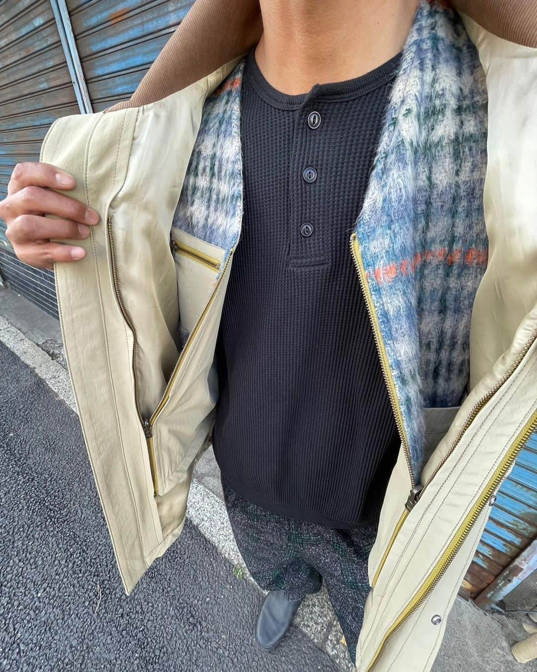 駿河太郎さんのインスタグラム写真 - (駿河太郎Instagram)「@neworder_apparel  秋冬のmountain mid coat & ライナーvest  ライナーのvestはシャギーチェック生地とナイロンのリバーシブル  単体での使用も可能 アウターとの取り付けはファスナー  アウターのcoatは 90年代のテックジャケットがbase  メルトンとナイロンを合わせて モードに落とし込んでみました  サイドのドローコードを絞れば balloonブルゾンとしても  いろんな着方が出来る 冬物アウター が完成しました♪  明日は15時くらいから 25日は終日 26日は13時頃からラストまで  店頭に居ますので、是非〜‼️  #服好きな人と繋がりたい  #アパレル  #90年代ファッション  #モード  #大人カジュアル」4月23日 18時02分 - tarosleepydog