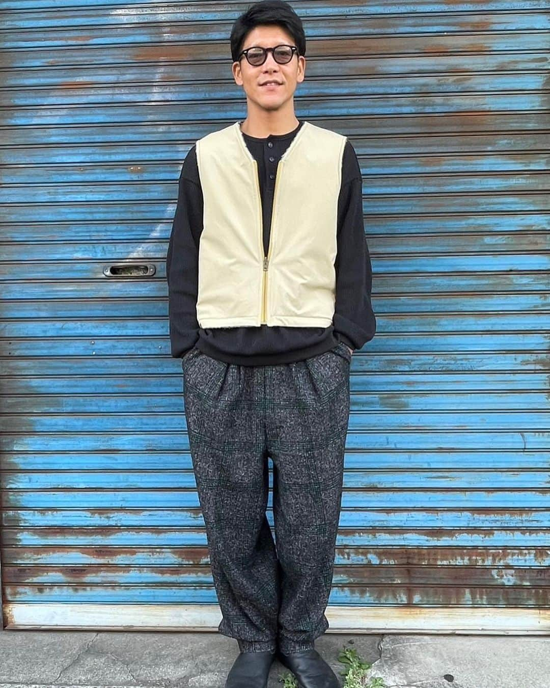 駿河太郎さんのインスタグラム写真 - (駿河太郎Instagram)「@neworder_apparel  秋冬のmountain mid coat & ライナーvest  ライナーのvestはシャギーチェック生地とナイロンのリバーシブル  単体での使用も可能 アウターとの取り付けはファスナー  アウターのcoatは 90年代のテックジャケットがbase  メルトンとナイロンを合わせて モードに落とし込んでみました  サイドのドローコードを絞れば balloonブルゾンとしても  いろんな着方が出来る 冬物アウター が完成しました♪  明日は15時くらいから 25日は終日 26日は13時頃からラストまで  店頭に居ますので、是非〜‼️  #服好きな人と繋がりたい  #アパレル  #90年代ファッション  #モード  #大人カジュアル」4月23日 18時02分 - tarosleepydog