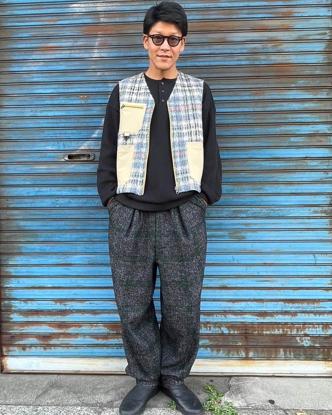 のインスタグラム：「@neworder_apparel  秋冬のmountain mid coat & ライナーvest  ライナーのvestはシャギーチェック生地とナイロンのリバーシブル  単体での使用も可能 アウターとの取り付けはファスナー  アウターのcoatは 90年代のテックジャケットがbase  メルトンとナイロンを合わせて モードに落とし込んでみました  サイドのドローコードを絞れば balloonブルゾンとしても  いろんな着方が出来る 冬物アウター が完成しました♪  明日は15時くらいから 25日は終日 26日は13時頃からラストまで  店頭に居ますので、是非〜‼️  #服好きな人と繋がりたい  #アパレル  #90年代ファッション  #モード  #大人カジュアル」