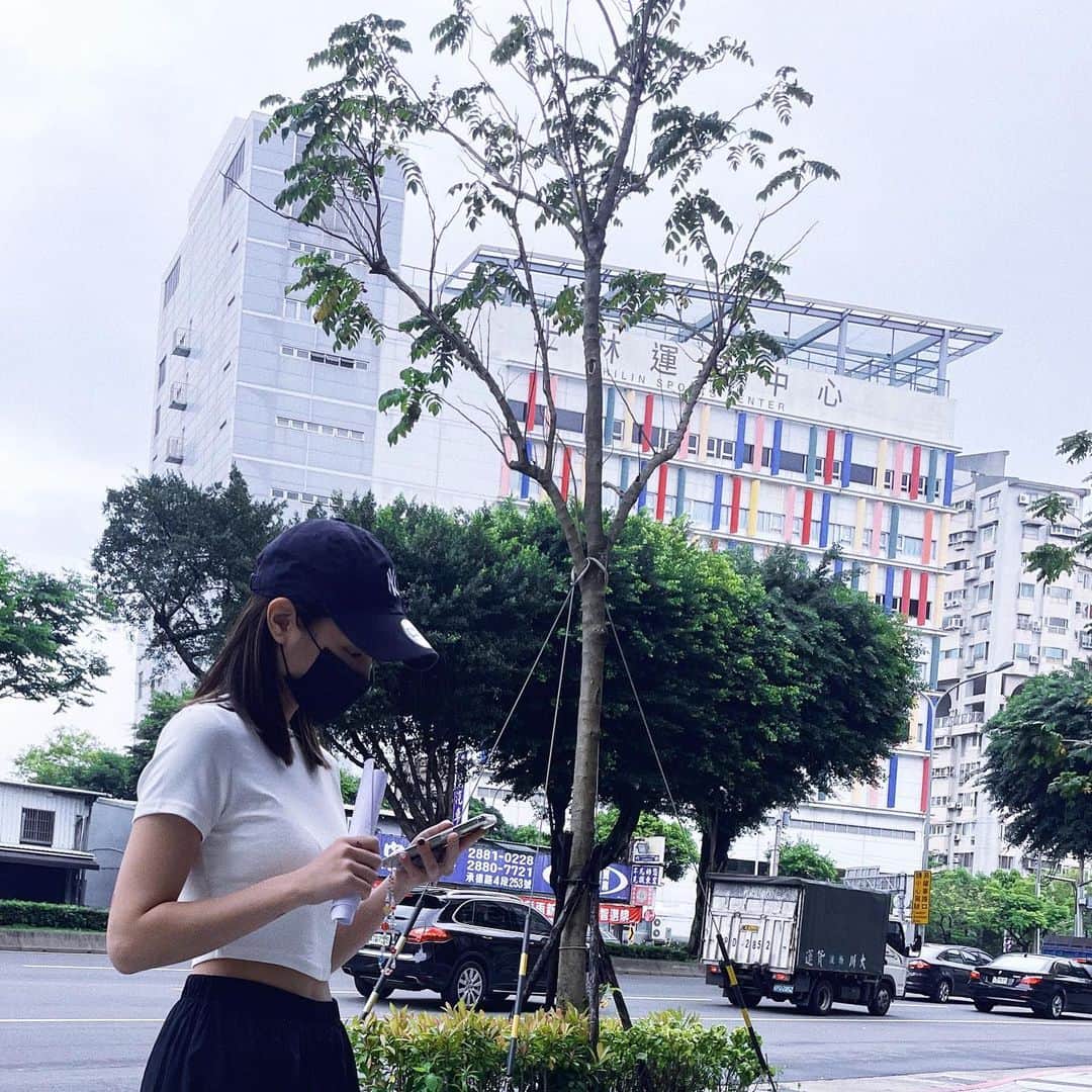 ジングルワンのインスタグラム：「： 低頭族」