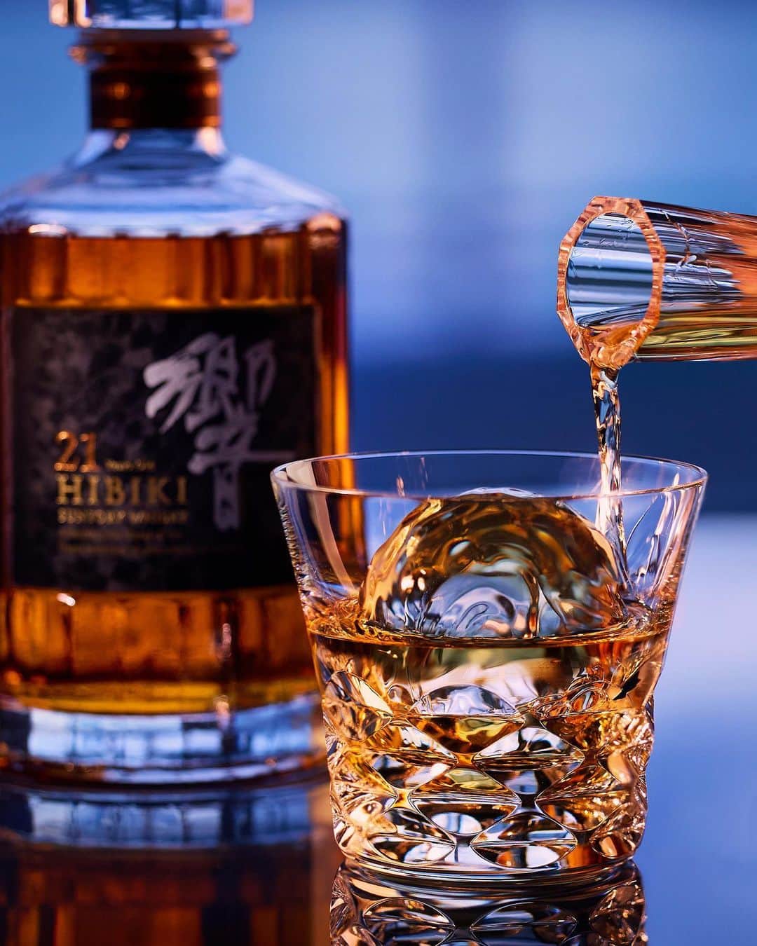 響 | SUNTORY WHISKY HIBIKIさんのインスタグラム写真 - (響 | SUNTORY WHISKY HIBIKIInstagram)「. HIBIKI TIME ～二十四節気・穀雨～  夕闇と愉しむのは、澄んだ丸氷で味わうオンザロック。 Prepare a clear round ice cube for the whisky on the rocks, as twilight deepens.  #hibiki #響 #hibiki_time #二十四節気 #24seasons #穀雨 #kokuu #withnature #ontherocks #丸氷 #icecube #バカラ #baccarat」4月23日 18時04分 - suntorywhisky_hibiki