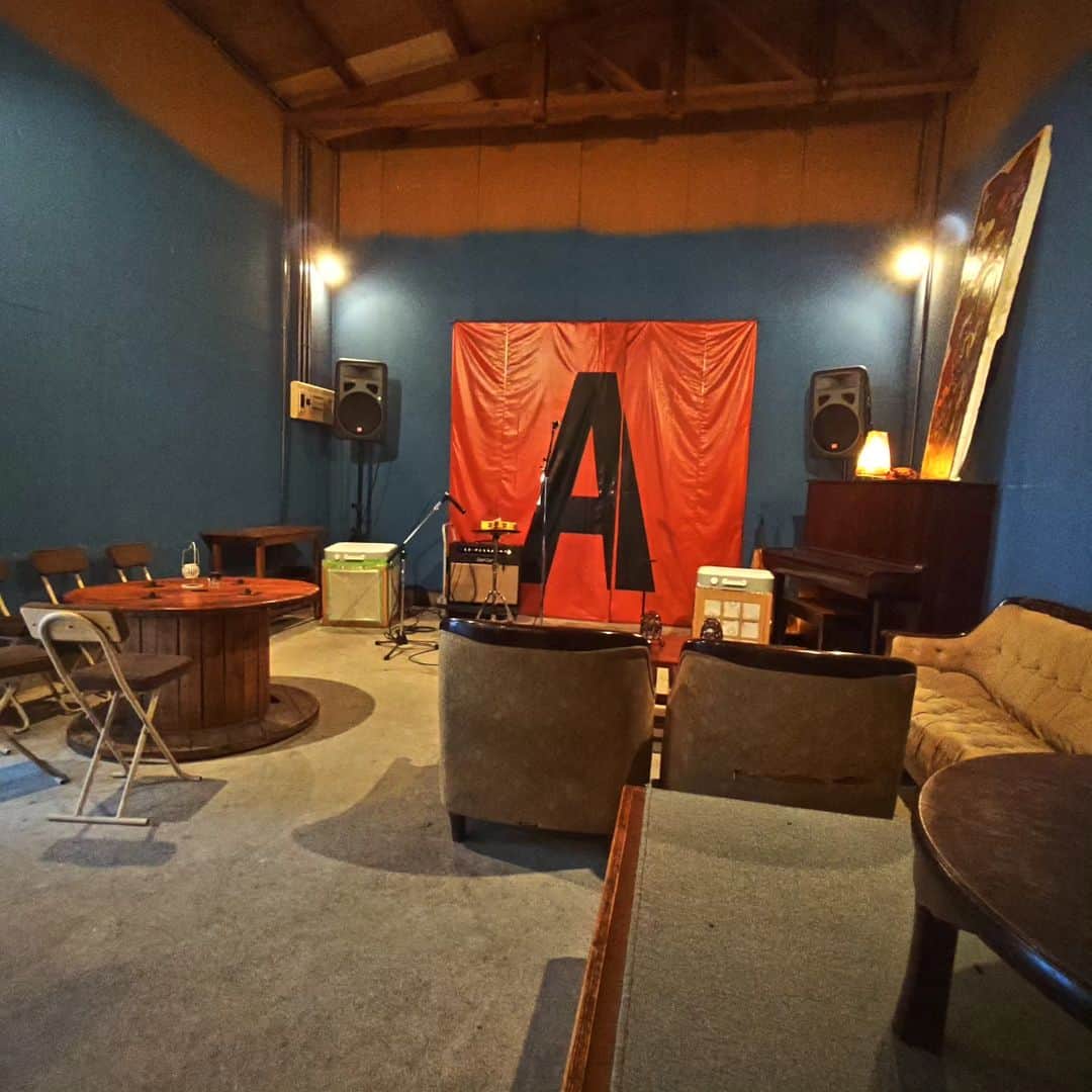 山川のりをのインスタグラム：「今夜は高知、A barにてギターパンダライブです。18時30分/19時、2500円+D/3000円+D。魅惑のワンマンショー。お近くの方は慎重に会いに来てアイニージュー！」