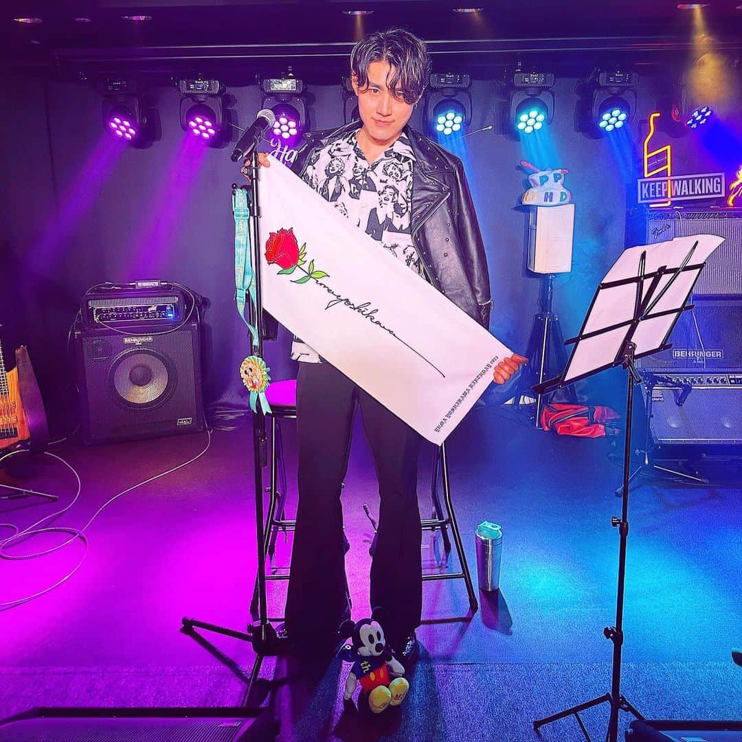 吉川友真のインスタグラム：「毎度遅ればせながら、バースデーLIVEありがとうございました🥂  有観客での生誕祭は実に4年ぶり。 会場に足を運んでくれたりオンラインガチャを楽しんでくれた皆様と、一生に一度しかない33歳の誕生日をお祝いできて幸せでした。 愛が燦々(さんさん)と降り注ぐ特別な時間と空間でした🫶  初日は久方ぶりのスポットライト浴びて歌って踊るLIVE3本だて🪩🕺🏽 からの打ち上げで乾杯&ケーキ🎂  2日目は大ボーリング大大会からのカラオケからのHiStory of Yuma Yoshikawaからのウクレレ教室🎳🎤📼🎸  毎度盛りだくさんな内容かつ企画からグッズデザインから会場ブッキングから自ら準備していたのでここ数ヶ月の記憶がほぼないですがようやく落ち着いてきたので写真眺めながらゆっくり振り返ってます…  と言いつつあっとゆうまにディズニーオンアイスの季節がやってくるのでまたすぐに皆さんとお会いできるのを楽しみにしてます⛸  #吉川友真ソロライブ🍷」