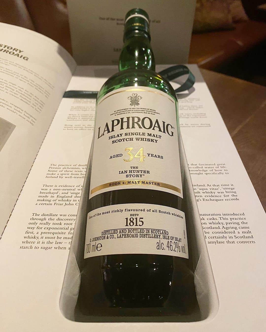 亀田興毅さんのインスタグラム写真 - (亀田興毅Instagram)「スモーキーなアイラ系ウイスキーは俺の大好物。現役時代は酒をほとんどのまなかったのに、今はポカリみたいにのんでる。 #ラフロイグ #アイラウイスキー」4月23日 18時10分 - kokikameda