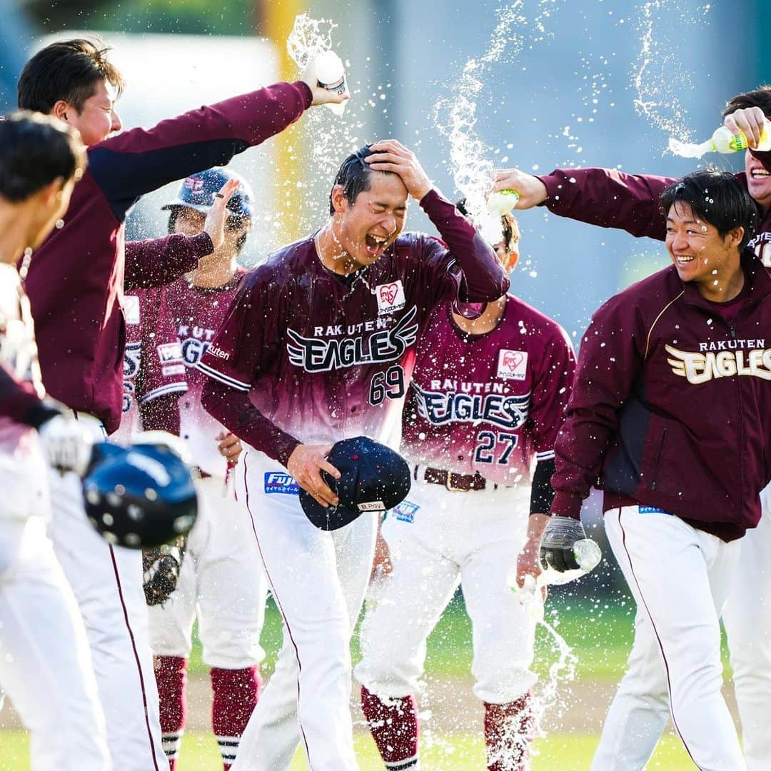 東北楽天ゴールデンイーグルスさんのインスタグラム写真 - (東北楽天ゴールデンイーグルスInstagram)「⚾️  ⚾️E 4x-3 F⚾️ 今カード2度目のサヨナラ勝利🔥🔥🔥 延長11回にチャンスを作ると最後は辰己選手が決めた‼️‼️ そして高卒3年目の内選手が1回無失点でプロ初勝利✨✨✨ 先発の岸選手は5回2失点でリードを守るも150勝ならず⚾️ 宮森選手、伊藤茉央選手、西口選手が好リリーフ👍🏼 そして松井裕樹選手は9回と10回を無失点に💯 打っては1点ビハインドの2回に炭谷選手が同点タイムリー🔥 さらに小深田選手のスクイズで勝ち越しに成功‼️ そして島内選手が2安打2打点の活躍⚾️⚾️  #鷲が掴む #rakuteneagles #内星龍 #辰己涼介 #松井裕樹 #伊藤茉央 #岸孝之 #小深田大翔  #島内宏明 #炭谷銀仁朗」4月23日 18時11分 - rakuten_eagles