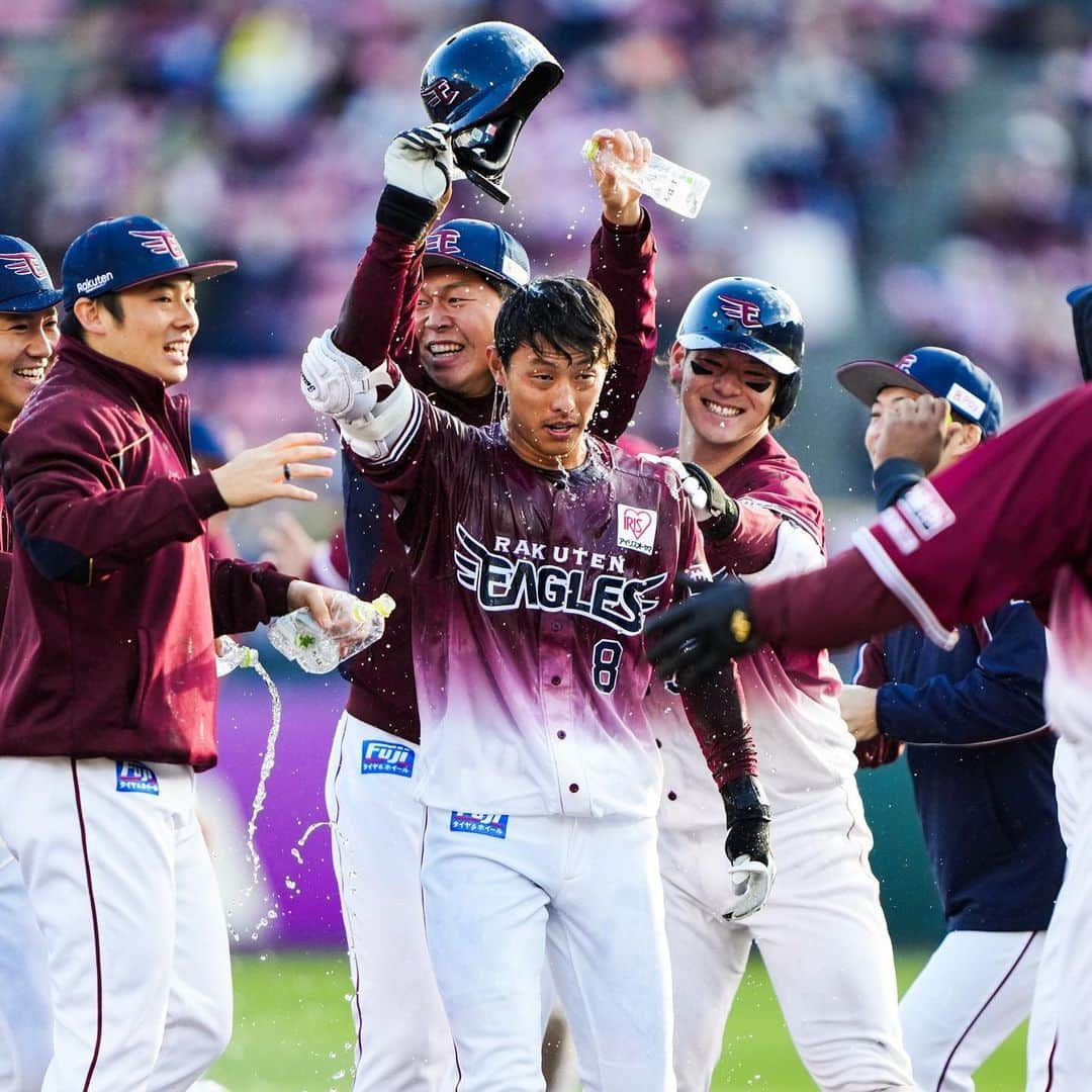 東北楽天ゴールデンイーグルスさんのインスタグラム写真 - (東北楽天ゴールデンイーグルスInstagram)「⚾️  ⚾️E 4x-3 F⚾️ 今カード2度目のサヨナラ勝利🔥🔥🔥 延長11回にチャンスを作ると最後は辰己選手が決めた‼️‼️ そして高卒3年目の内選手が1回無失点でプロ初勝利✨✨✨ 先発の岸選手は5回2失点でリードを守るも150勝ならず⚾️ 宮森選手、伊藤茉央選手、西口選手が好リリーフ👍🏼 そして松井裕樹選手は9回と10回を無失点に💯 打っては1点ビハインドの2回に炭谷選手が同点タイムリー🔥 さらに小深田選手のスクイズで勝ち越しに成功‼️ そして島内選手が2安打2打点の活躍⚾️⚾️  #鷲が掴む #rakuteneagles #内星龍 #辰己涼介 #松井裕樹 #伊藤茉央 #岸孝之 #小深田大翔  #島内宏明 #炭谷銀仁朗」4月23日 18時11分 - rakuten_eagles