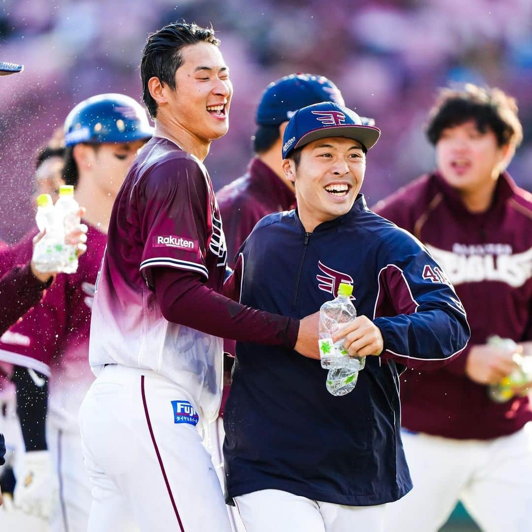 東北楽天ゴールデンイーグルスさんのインスタグラム写真 - (東北楽天ゴールデンイーグルスInstagram)「⚾️  ⚾️E 4x-3 F⚾️ 今カード2度目のサヨナラ勝利🔥🔥🔥 延長11回にチャンスを作ると最後は辰己選手が決めた‼️‼️ そして高卒3年目の内選手が1回無失点でプロ初勝利✨✨✨ 先発の岸選手は5回2失点でリードを守るも150勝ならず⚾️ 宮森選手、伊藤茉央選手、西口選手が好リリーフ👍🏼 そして松井裕樹選手は9回と10回を無失点に💯 打っては1点ビハインドの2回に炭谷選手が同点タイムリー🔥 さらに小深田選手のスクイズで勝ち越しに成功‼️ そして島内選手が2安打2打点の活躍⚾️⚾️  #鷲が掴む #rakuteneagles #内星龍 #辰己涼介 #松井裕樹 #伊藤茉央 #岸孝之 #小深田大翔  #島内宏明 #炭谷銀仁朗」4月23日 18時11分 - rakuten_eagles