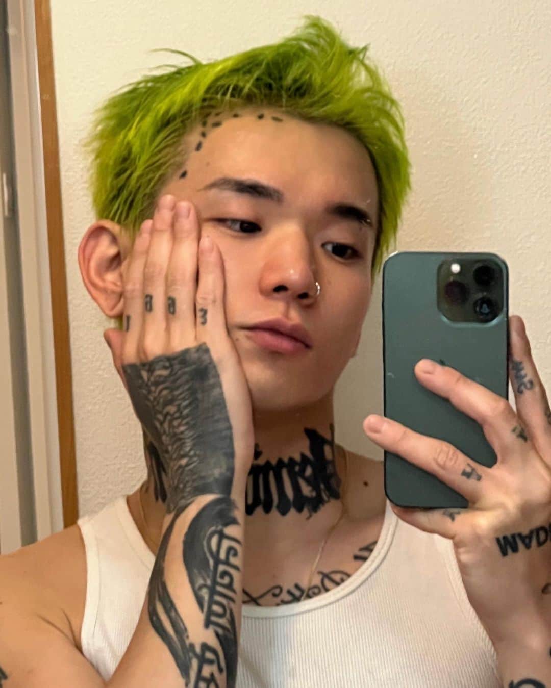 カワグチジンのインスタグラム：「この超高速情報消費瞬殺社会において新しいものは数日後になれば古いものになり記憶の倉庫から焼却炉へとベルトコンベアーで運ばれて消滅します。  人は楽しかった思い出も死ぬほど悔しかった夜のことも感動した映画の名前も昔好きだった人のどこが好きだったのか。そんなこともほとんど忘れちゃうんです。  そんな不完全な人の記憶の処方箋が"香り"です  私たちは、匂いを嗅いだ瞬間に記憶と喜怒哀楽の感情が脳みその海馬の倉庫から無理矢理サジェストしてくるのです。  夜職の母親の留守の際に寂しくなって、親が着ている洋服を頭からかぶって匂いを嗅ぎながら、やがて泣き疲れて眠った夜のことや  夕立が降り始めた時に熱いアスファルトやコンクリートで蒸発した雨の匂いは初めて手を繋いだ日のこと。  脳内で映像や音までもがビャンッッ！！！と再生されるのです。  THREEの新ステムラインの精油の香りは 実はオイラにとって少し特別な香りなのです。  10年前。お金もなく誇れるものもなかったあの頃。昔好きだった女の子が使っていたのがTHREEでした。その子と暮らしていたときに僕も勝手にこっそり使っていた神山町のアパートのことを思い出します。  肌につけた時に香る柑橘っぽい爽やか系の香りが、昔の何者でもなかった自分と一つの恋をフラッシュバックさせてくれる。  よし、もっとがんばろう！  夜のスキンケアのたびに前向きになれる。  そんなTHREEの新ステムライン。保湿力も流石のTHREEでした。  4月26日発売。是非使ってみてください。  皆様の思い出す"香り"はなんですか？ コメントで教えてください🫶  @threecosmetics #threecosmetics #THREEBALANCING #BalancingStem  #PR」