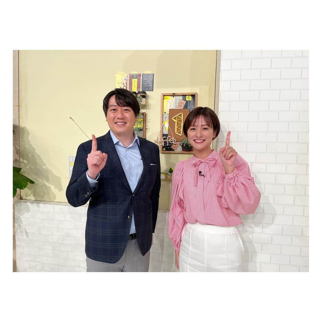 徳島えりかのインスタグラム：「* いちごの香りがする安村くんと☝🏻 🍓 ⁡ #安村直樹アナ #季節によって #キンモクセイやシトラス系の香りを #使い分けているらしいです🤔 #シューイチ #今日もご覧いただきありがとうございました💛 #来週は600回です！！！！」