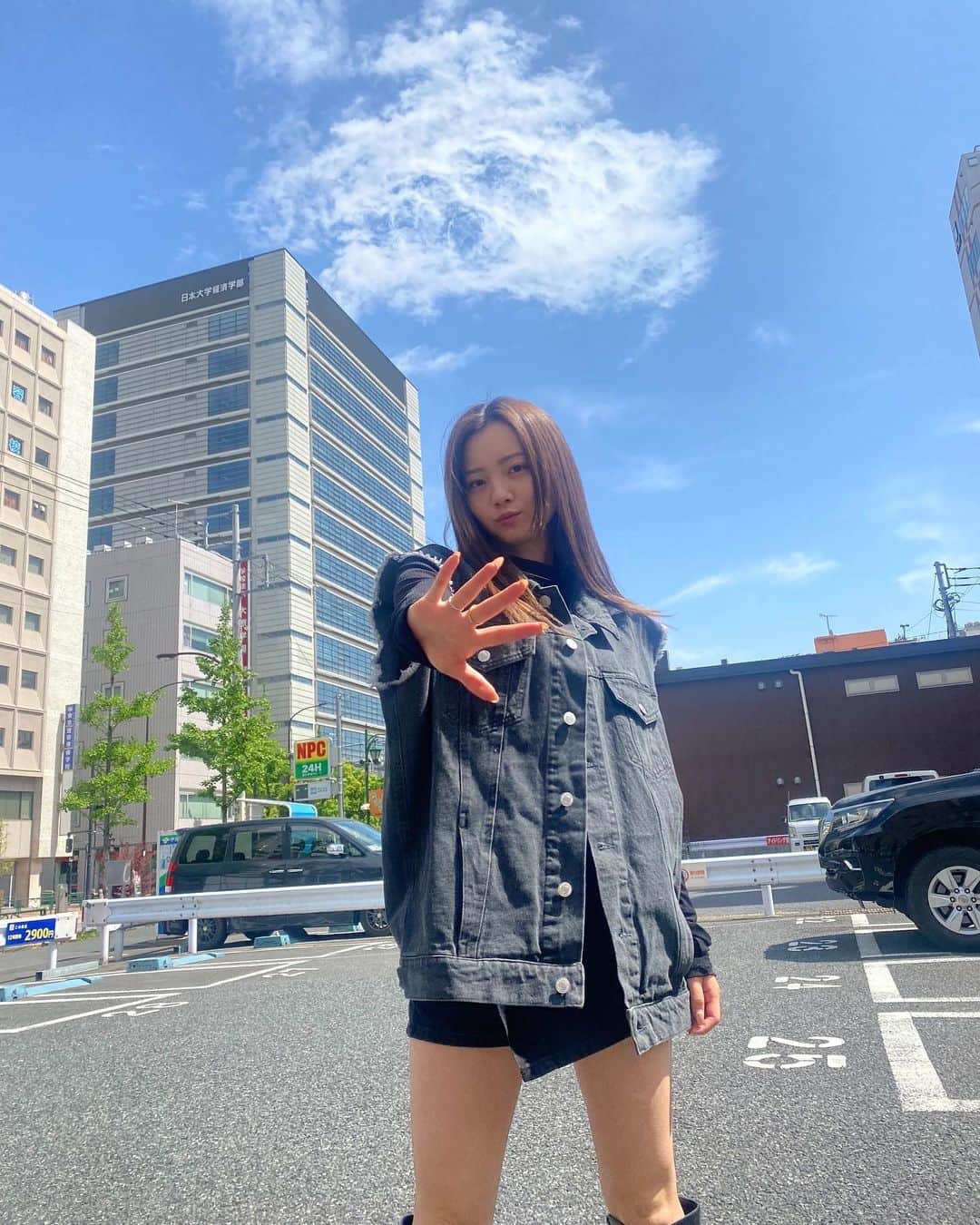 青山舞莉のインスタグラム：「@blondey_official happy sunday 🙌🏻🖤  #blondey #ブロンディ」
