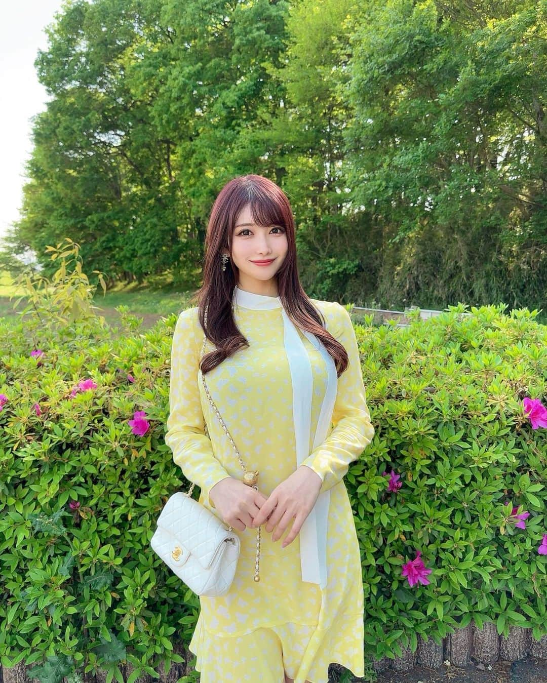 MAYUのインスタグラム：「. ツツジや藤が綺麗だったので すこしお散歩したよ💐🤍 お天気も良くて、気持ちよかった〜☀️ . お洋服はよくみると蝶々がたくさん飛んでるの🦋💛 @redvalentino  . みんなは日曜日何して過ごした？☺️ . . #ootd#fashion#fashionstyle#fashionista#redvalentino#chanel#dress#お散歩#お散歩日和#ツツジ#藤#レッドヴァレンティノ#シャネル」