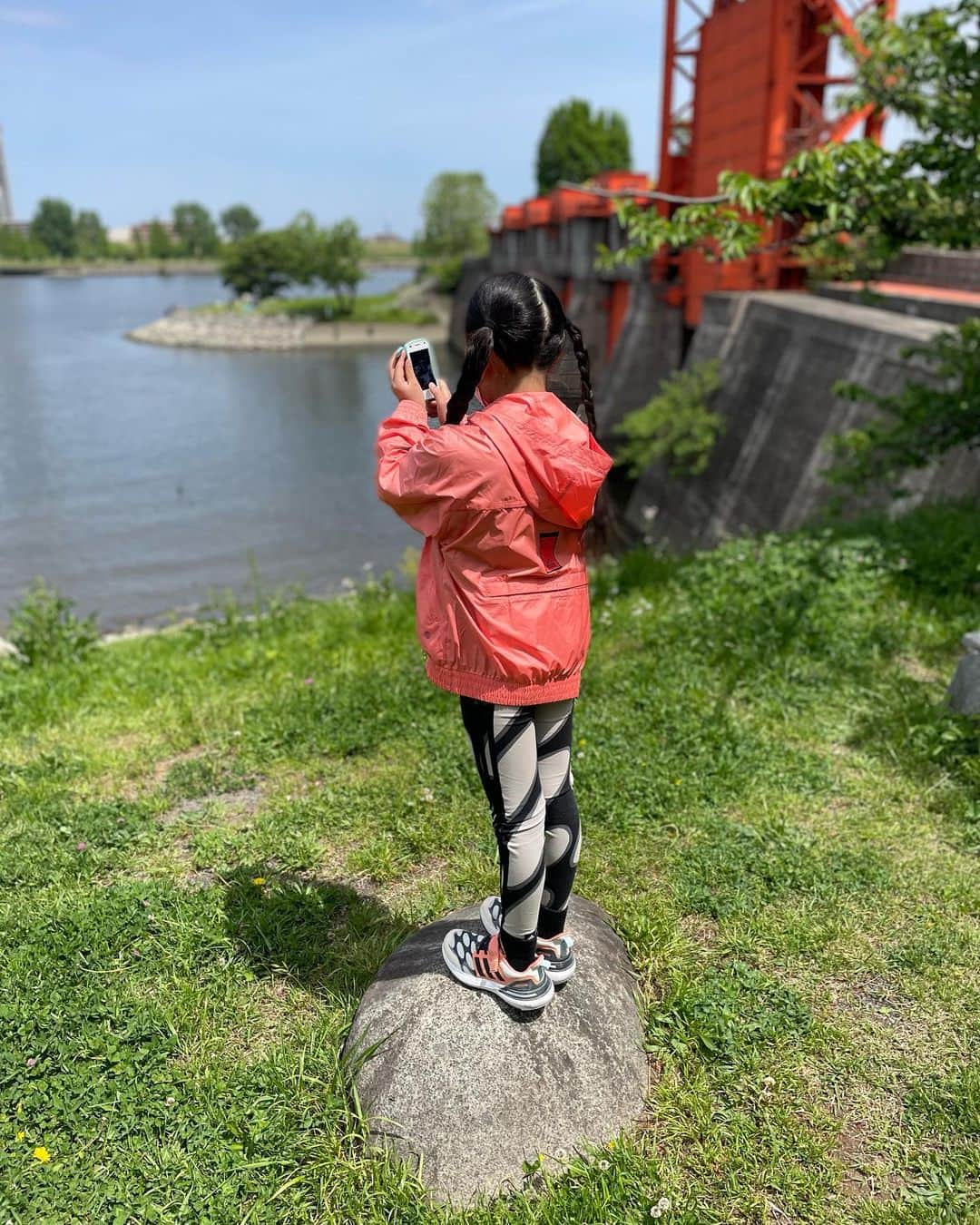 MUROさんのインスタグラム写真 - (MUROInstagram)「携帯で写真を撮りまくる娘 を撮りまくる日曜日☀️ #チャンノノ #岩渕水門」4月23日 18時18分 - dj_muro