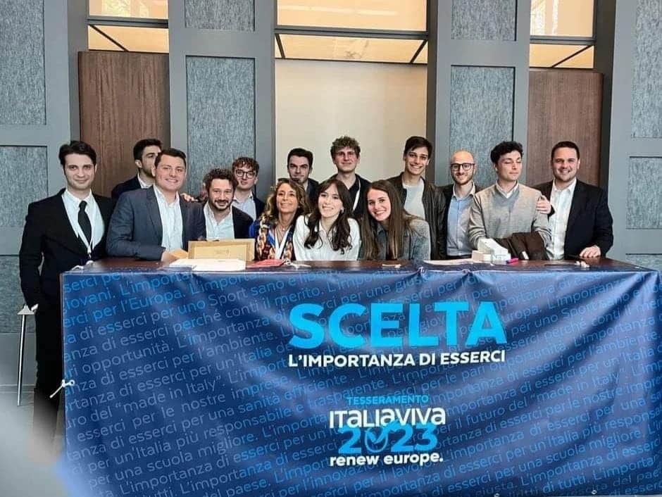 マッテオ・レンツィのインスタグラム：「Ma quanto sono tosti i ragazzi di Italia Viva che anche ieri hanno lavorato al tesseramento 2023? E domani pomeriggio a Firenze presentiamo la nostra proposta sul PNRR dopo il pasticcio del Franchi: i soldi europei vadano alle case popolari e alle scuole, per lo stadio si torni al progetto pagato dalla Fiorentina. Ci vediamo domani alle 16.30 anche in diretta Facebook」
