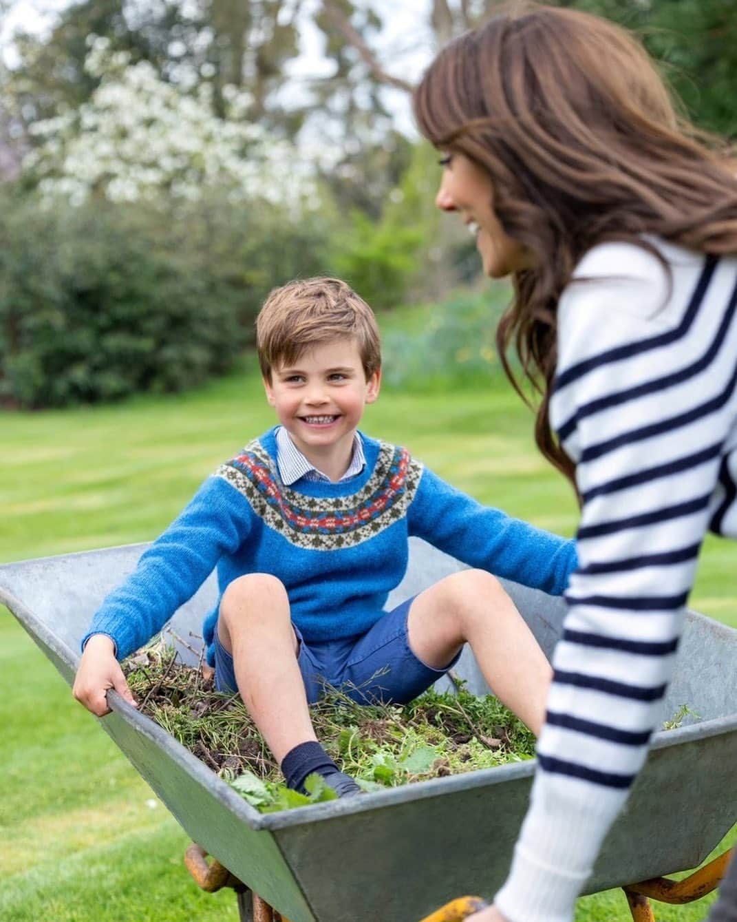 British Vogueさんのインスタグラム写真 - (British VogueInstagram)「To celebrate Prince Louis’s 5th birthday today, the Prince and #PrincessOfWales have shared two adorable new portraits of their youngest son. Taken in Windsor earlier this month, the young Prince is pictured playing in the gardens with Kate.  Click the link in bio for more.   Photographed by @MilliePilkingtonPhotography.」4月23日 18時21分 - britishvogue