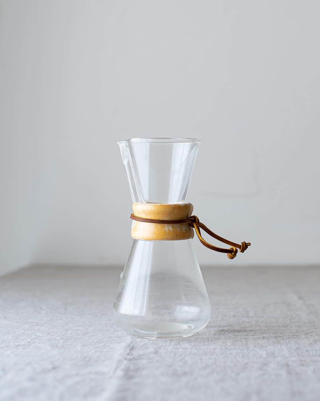 cafe_no_maのインスタグラム：「. English follows Japanese  ケメックスのコーヒーサーバー。ニューヨークの美術館に永久展示されるほどの誰もが知る名品のひとつです。長く使ってきた我が家のケメックスは、すでに代替わりしました。今ではドライフラワーを飾る花瓶になっています。ケメックスの持ち手のあたりの古びた感じと、ドライフラワーの持つ少しシャビーな雰囲気がとてもよく合います☕️  The Chemex coffee server is such a renowned masterpiece that it is permanently displayed in a New York museum. Our family's long-used Chemex has already been replaced with a new one. Now, it serves as a vase for displaying dried flowers. The aged handle of the Chemex and the slightly shabby atmosphere of the dried flowers complement each other very well.」