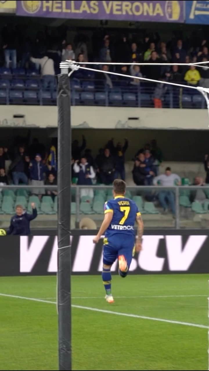 エラス・ヴェローナFCのインスタグラム：「174 centimetri sono più che sufficienti per raccogliere l’assist di @faraoni5, segnare di testa il 2-0 e aggiudicarsi questa tappa del #CuoreGialloblù ⚽️🟡🔵  @simoneverdi 👏💛💙  #DaiVerona #VeronaBologna #SerieATIM」