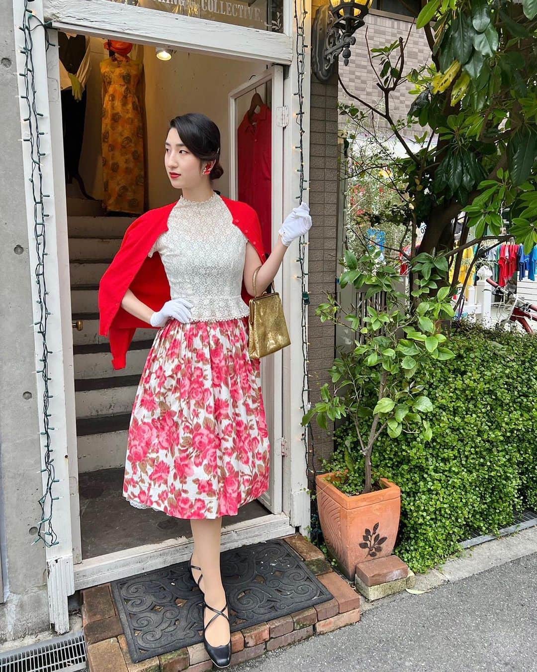 NUTTY Vintage&Collectibleのインスタグラム：「👗Request item👗  ▫︎50s pink rose print skirt ▫︎40s-50s white lace peplum blouse ▫︎50s "gantzen" red plain cardigan ▫︎red tulip design earrings ▫︎50s enamel gritter gold confetti bag  お客様からのリクエストにお応えして、おすすめアイテムをご紹介いたします！  絵画のようなピンクローズのプリントがなんとも鮮やかで可愛らしい、50sスカートです🌹  ブラウスにはホワイトレースのペプラムタイプをチョイスしました！パニエでスカートをふわっと広げれば、メリハリのあるシルエットの誕生です。 まだまだ肌寒い日も続くので、カーディガンは肩に掛けて♡  レッドアイテムでぱきっと印象づけて、gold confettiのビニールバッグをお供に、、 王道50s Ladyなコーディネートの紹介でした💋  styling：sally  ┈┈┈┈┈┈┈┈┈┈┈┈┈┈┈┈┈ 【NUTTY通販について】 ⚫︎SNS掲載商品は通販可能です。お気軽にDMにてお問い合わせ下さい。 ⚫︎＜ONLINE STORE＞http://nutty.theshop.jp/ （プロフィールページURLよりアクセス出来ます） ┈┈┈┈┈┈┈┈┈┈┈┈┈┈┈┈┈  #nuttyvintage#vintage #vintagefashion#南堀江#古着#1940s#1950s#1960s#1970s #1980s #80s #ヴィンテージ#1950sfashion#1950scircularskirt#fifties#gantzen#gantzencardigan#peplum#costumejewelry#collectivejewelry#earlyplastic#ootd #vintageootd」