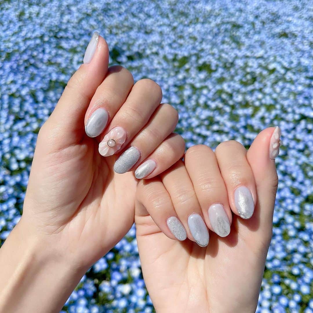 のインスタグラム：「ブルーのネイル🦋 ラメとホロのシール？みたいなのでキラキラにしてもらった〜〜🤩 全部かわいい🥹💕 フットも色違いのお揃いなの！ インスタがブルー祭り🙌💙  #ネイル#ブルーネイル#水色ネイル#春カラー#lapis」