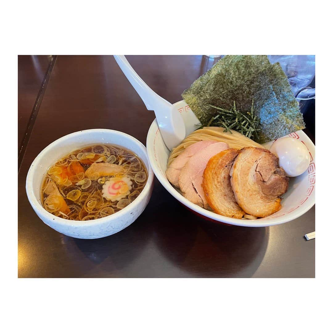 みかんさんのインスタグラム写真 - (みかんInstagram)「私が一番美味しいと思うラーメン🍜 山梨の甲府にある「三角屋△暖」に家族で行ってきたよ✨ パパの同級生がやってて、知り合いとかそんなん抜きで、本気で美味い‼️ メニューも様々ですが みかんオススメNo.1は写真2枚目の 「特製三角屋つけめん(醤油)」🍜が 激的に美味しい😋👍 醤油ベースなんだけど、コクがあって飽きずに食べれる✨ 特製の味玉とこだわりのモモ肉とバラ肉を使用した焼豚🐖 💯点満点です✨ 本当にオススメなので皆さん、 甲府に行く際は是非、三角屋△暖さんに 寄ってみてください✌️  #三角屋暖 #ラーメン #つけ麺 #僕イケメン #違うかw #甲府 #美味しいラーメン屋 #時間差投稿 #2月」4月23日 18時40分 - mikan02241984