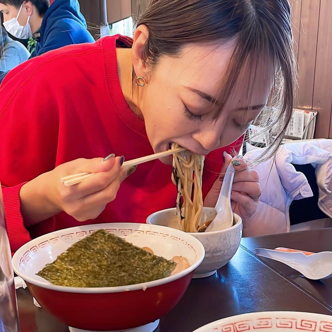 みかんさんのインスタグラム写真 - (みかんInstagram)「私が一番美味しいと思うラーメン🍜 山梨の甲府にある「三角屋△暖」に家族で行ってきたよ✨ パパの同級生がやってて、知り合いとかそんなん抜きで、本気で美味い‼️ メニューも様々ですが みかんオススメNo.1は写真2枚目の 「特製三角屋つけめん(醤油)」🍜が 激的に美味しい😋👍 醤油ベースなんだけど、コクがあって飽きずに食べれる✨ 特製の味玉とこだわりのモモ肉とバラ肉を使用した焼豚🐖 💯点満点です✨ 本当にオススメなので皆さん、 甲府に行く際は是非、三角屋△暖さんに 寄ってみてください✌️  #三角屋暖 #ラーメン #つけ麺 #僕イケメン #違うかw #甲府 #美味しいラーメン屋 #時間差投稿 #2月」4月23日 18時40分 - mikan02241984