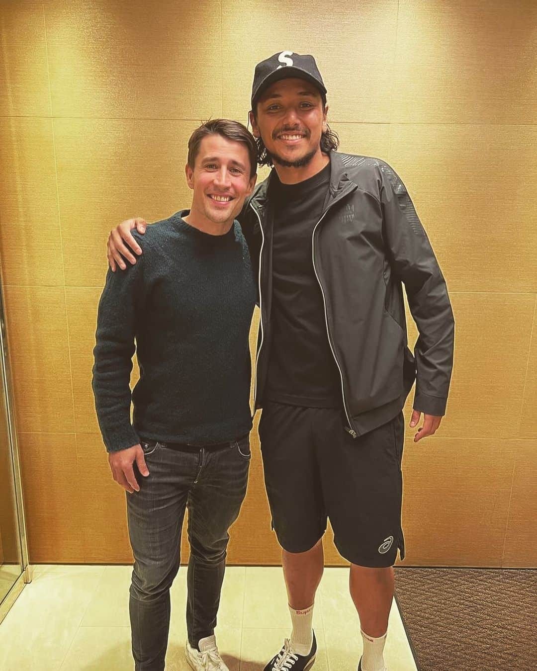 のインスタグラム：「Reunited🤝🏽So happy to see you & It was great catching up with you brother🤙🏽」