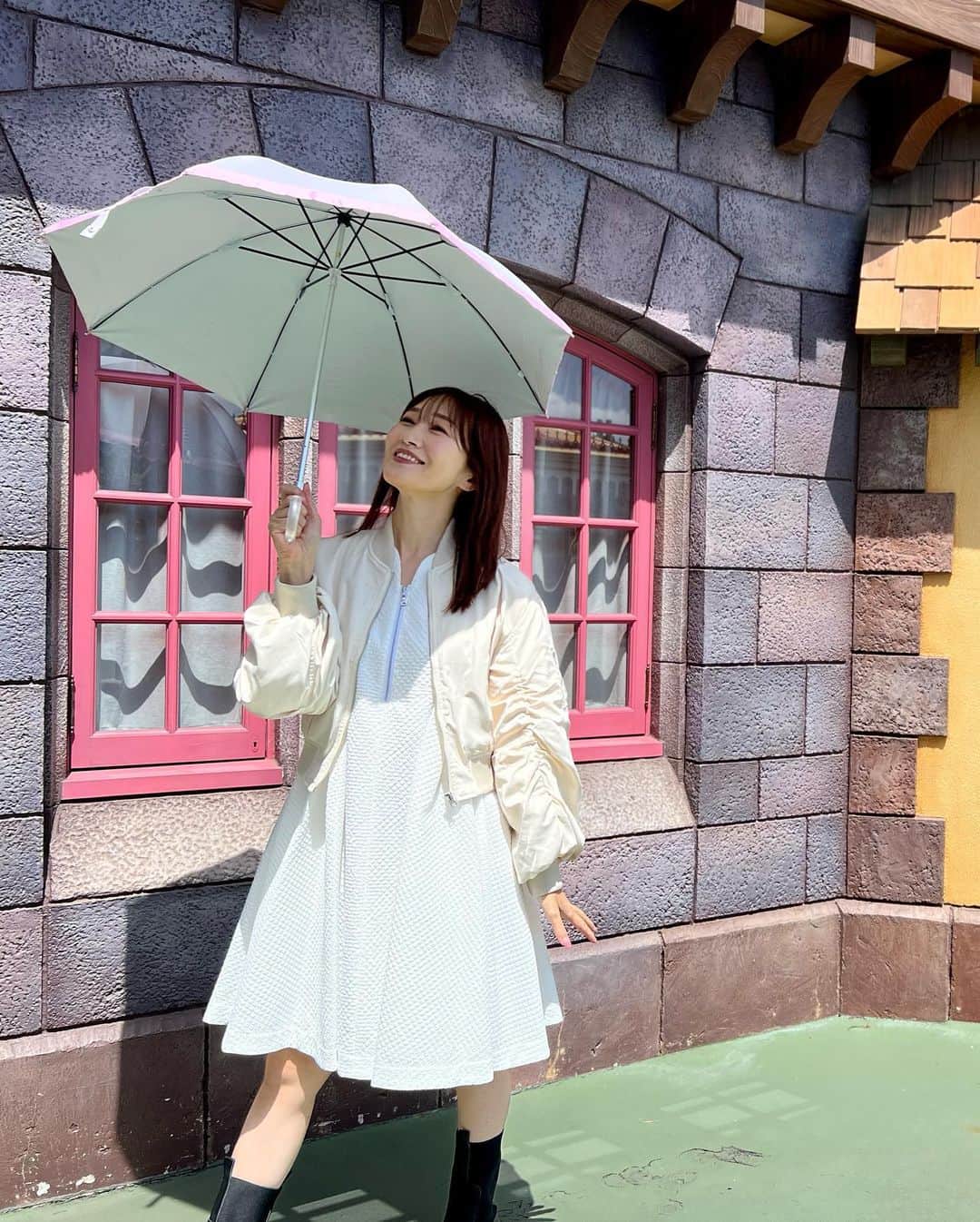梅本理恵さんのインスタグラム写真 - (梅本理恵Instagram)「今年も絶対焼かない！ 私は日傘派です。  こちらの日傘、 美STで買えます！ @be_story_official  （ショップを見るをクリック♡） 私は「グログラン スライドショート」カラーはピンクです。  とにかく軽くて、 パッと開きやすくて閉じやすい。 何より見た目が上品でかわいい！ 裏地が白だから、レフ板効果で顔映りも明るい！ もちろんUV遮蔽率99%以上、遮光率99.99%以上、遮熱効果も叶う、最強日傘です。  毎年発売するたびに大人気の美STオリジナル日傘。今年は京都の老舗メーカームーンバットとのコラボが実現！ 編集部のみなさんの思いも詰め込まれています♡  美ST6月号110p&111pにも掲載。 ぜひチェックしてくださいね！  東京ディズニーランドにも持っていきました♡女子力↑♡ #美STオリジナル日傘#ムーンバット #日傘女子#日傘コーデ#UV対策#晴雨兼用傘#軽量傘#フワクール#紫外線対策#絶対焼かない#日傘派#美肌#透明肌#セレstory 通販#美魔女#美魔女コンテスト#はんなり美魔女#梅本理恵#今日も感謝 ♡」4月23日 18時34分 - rie___12ki