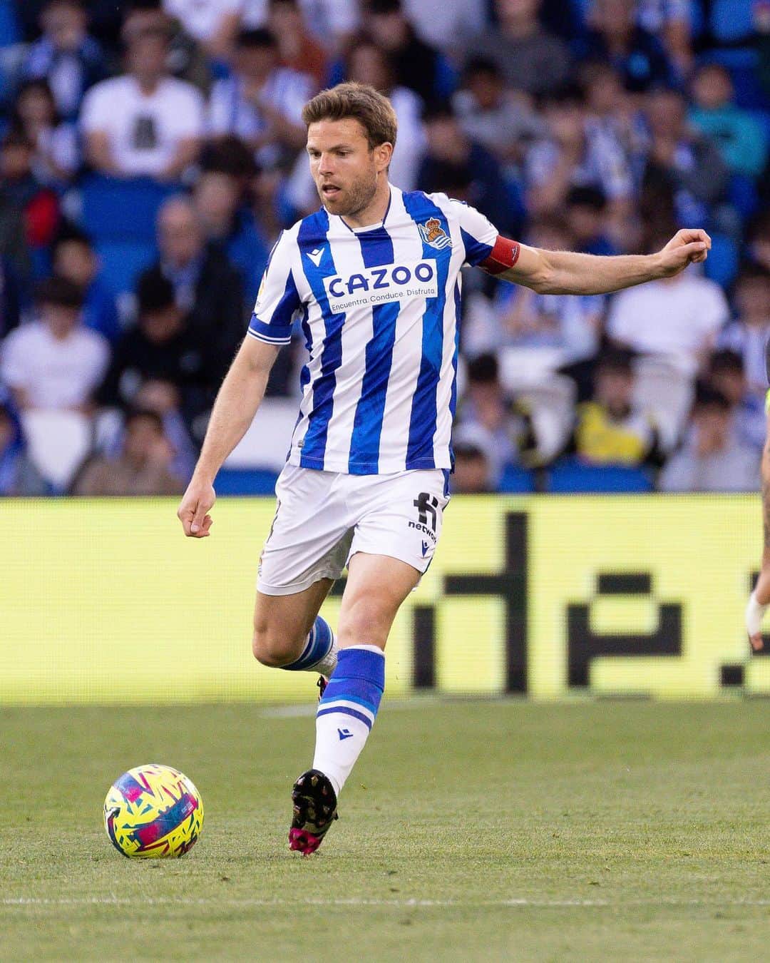 アシエル・イジャラメンディのインスタグラム：「Garaipen inportantia atzokua.  Victoria sufrida pero importante. @realsociedad 💙🤍」