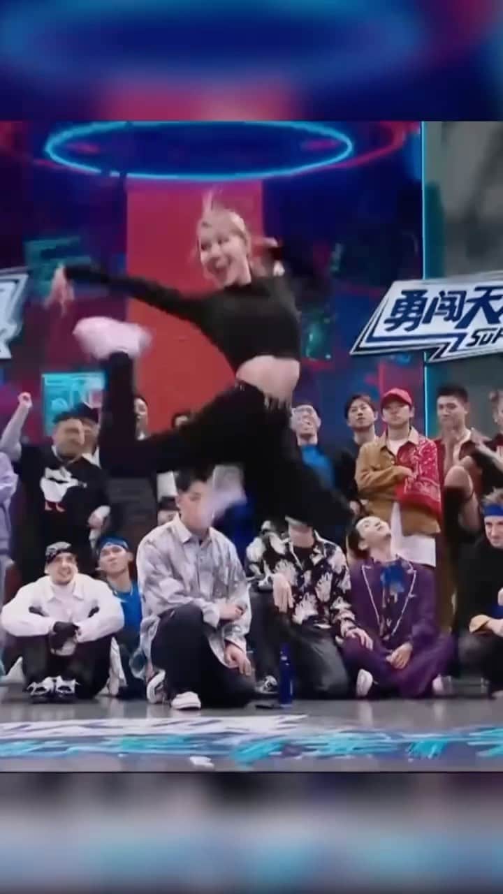 のインスタグラム：「Just play with the MUSIC 🎷🥰🎵 Throwback, freestyle battles!  #waacking #ibukiimata #freestylebattles #今田惟吹」