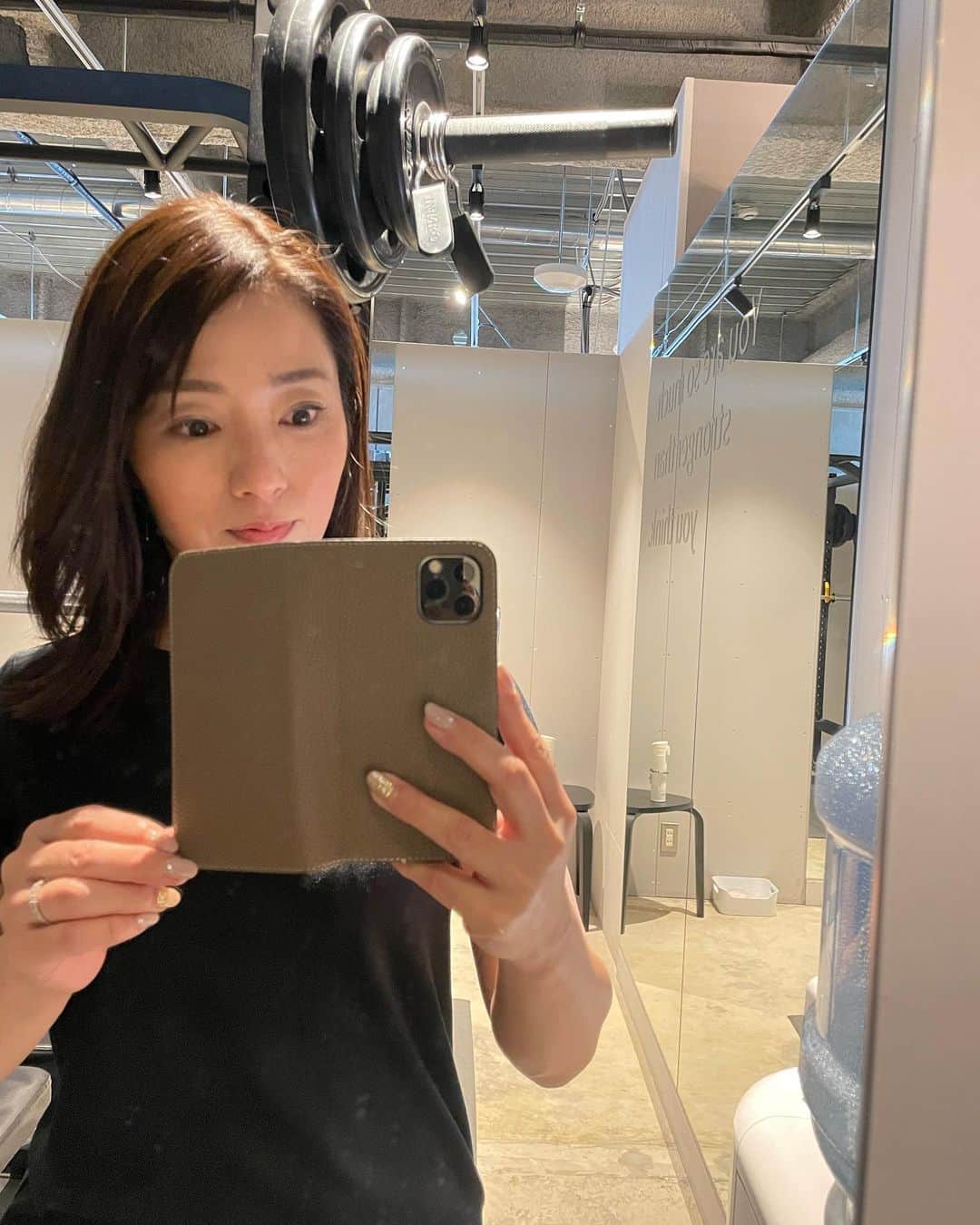 のインスタグラム：「今日で#undeuxfit #undeux55 #undeuxsuperbody の3ヶ月コースが終了しました。筋肉量を落とさず体脂肪のみで4㎏落とせました👏偉いぞ私！ ということで、今日は自分にご褒美でシャンパン開けてます🍾 #ボーモンデクレイエール #ボーモンデクレイエールグランレゼルヴ #beaumontdescrayères #beaumont #シャンパン #champagne  @undeux55」