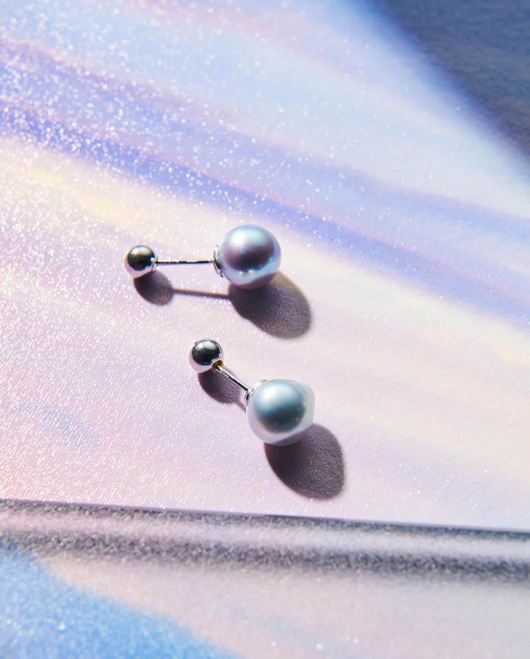 ロペのインスタグラム：「-R『ロペ アール』Sea Blue Pearl- ⁡ ROPÉのブランド名は南仏コートダジュールの『 ST.ROPEZ （サントロペ） 』 に由来しています。  そこからインスパイアされ誕生したコレクションが「Sea Blue Pearl」です。 ⁡ ▶ITEM  ⁡ ブルーパール 1粒ピアス ¥27,500 (税込) ⁡ J'aDoRe JUN ONLINEでご購入いただけます。 ⁡ ⁡ ⁡ #fashion #ロペアール #BLUEPEARL #AKOYAPEARL #ロペ #ROPÉ #ropejp」