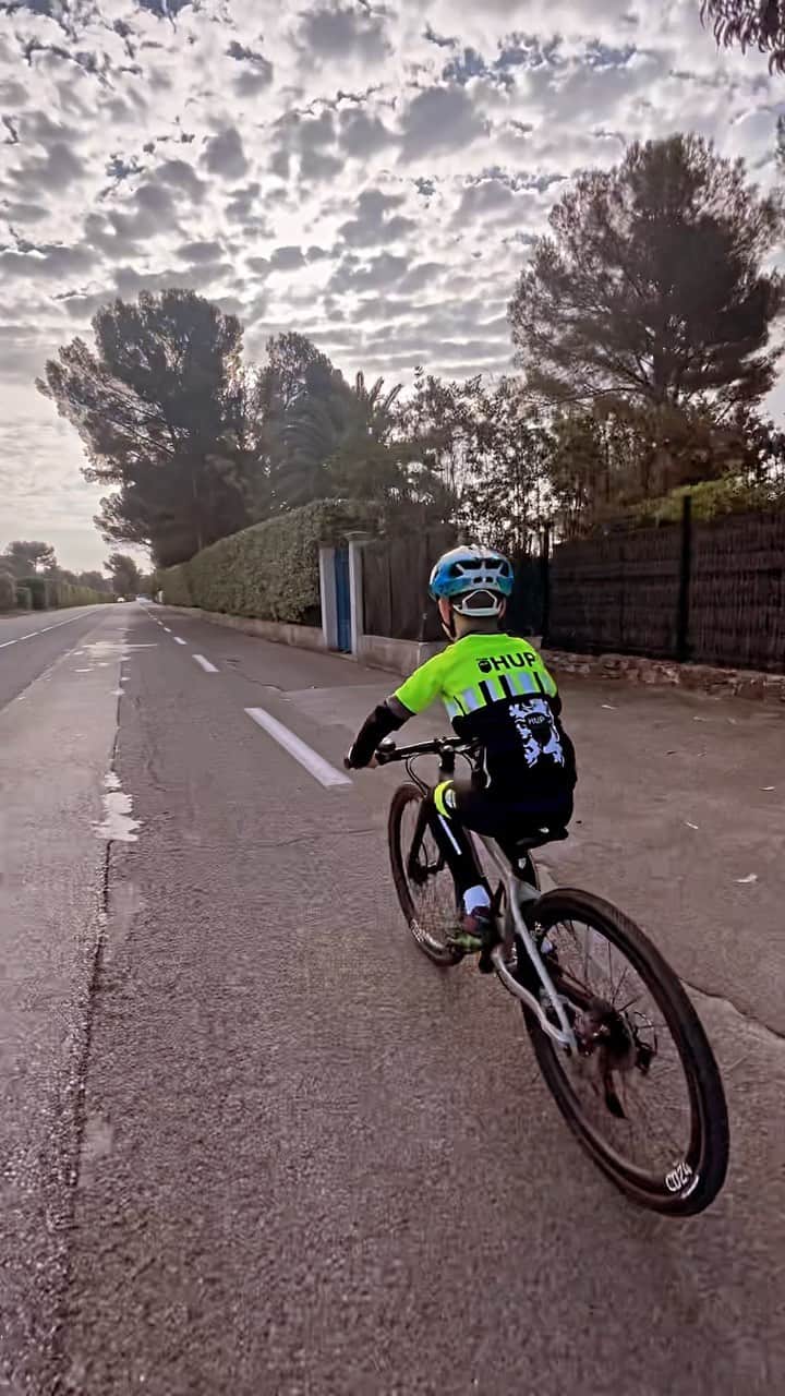 クリス・フルームのインスタグラム：「Easy ride with mini-me before heading to Romandie 😅👨‍👦 #cycling #roadcycling」