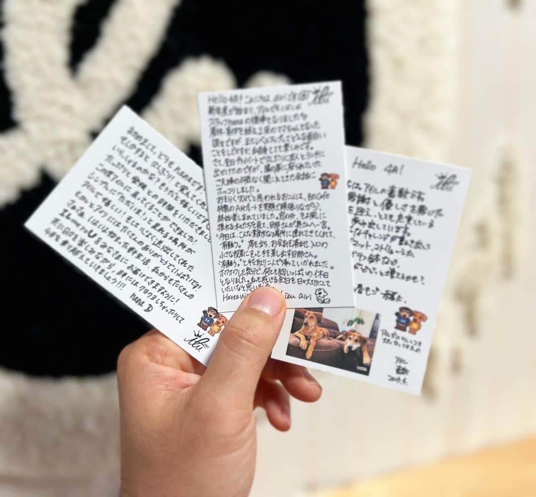 のインスタグラム：「《アイルレター》 産休から復帰したnanaが加わり、 4月号から、3種類となったアイルレター。 それぞれが紡ぐ手書きのお手紙を お買い物の後にお渡ししているよ。  今月号の配布はあと7日間！ 3種類ともコンプリートしているお客様いるかなぁ♫ お買い物の後のお楽しみにです。 Always Thank You.  #ilu098 #お手紙 #沖縄ファッション」