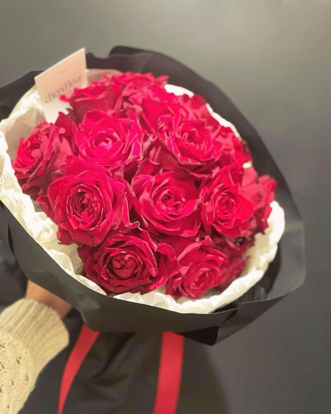 ダーブロウ有紗さんのインスタグラム写真 - (ダーブロウ有紗Instagram)「新しく💐屋さんを始めたお友達から、お誕生日にと素敵すぎる薔薇のブーケを頂いたよ🥹🌹 私をイメージして束ねてくれたらしい😍 うちの黒い壁とも相性バッチリだし、韓国風ラッピングもおしゃれでめっちゃ可愛い💐🖤 薔薇に合わせて久々に赤リップも塗ってみた💄  LINEでオーダーできるお手軽さ、今どきの韓国風ラッピング、贈り物として絶対喜ばれる事間違いない♡  ぜひチェックしてみてください✨ @cherifleur_」4月23日 18時46分 - alisadurbrow